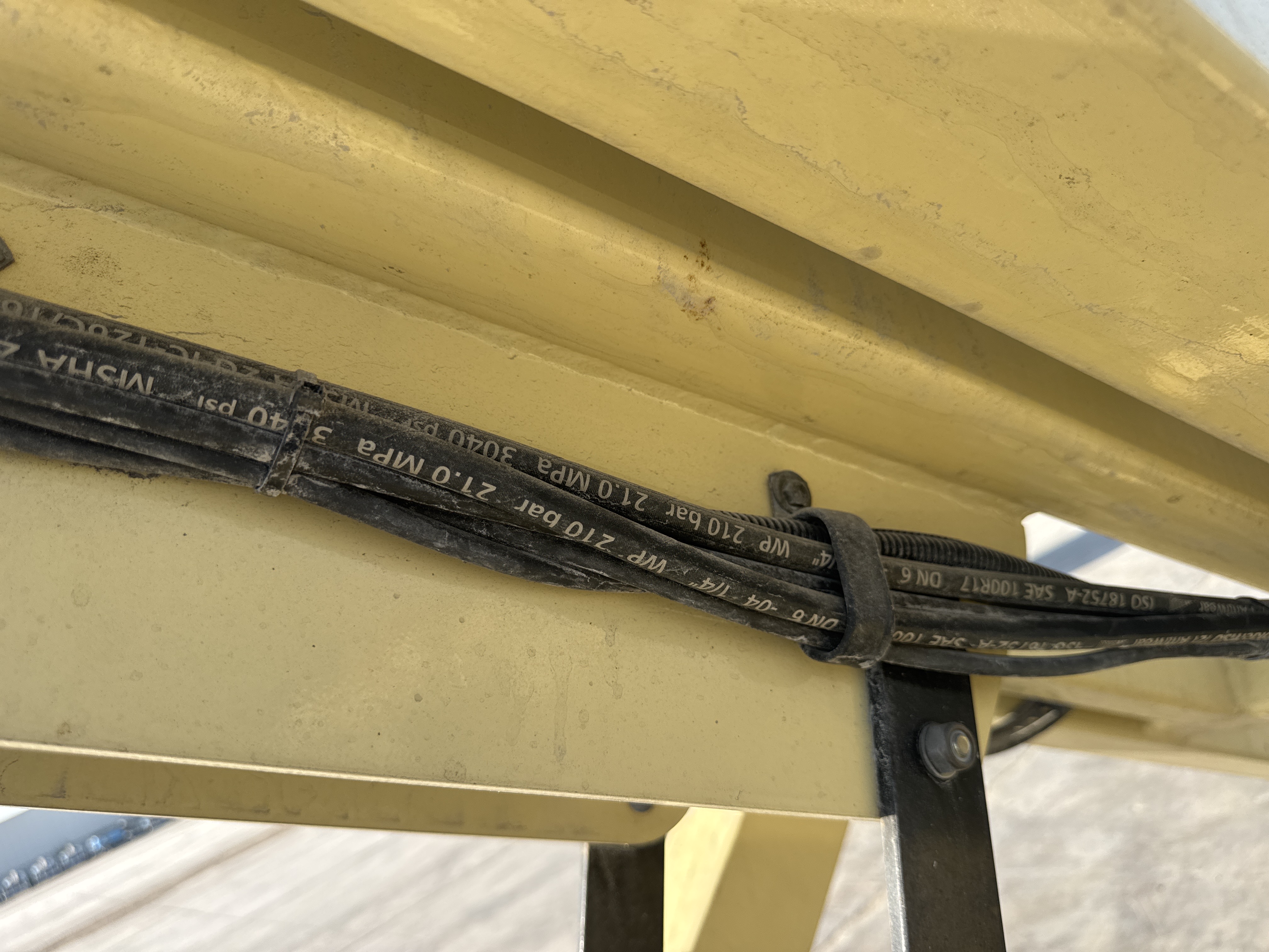 SLA-021-JLG-3246ES-Scissor-lifts-inspection-Hydraulics-Hydraulic-hoses-and-lines-1