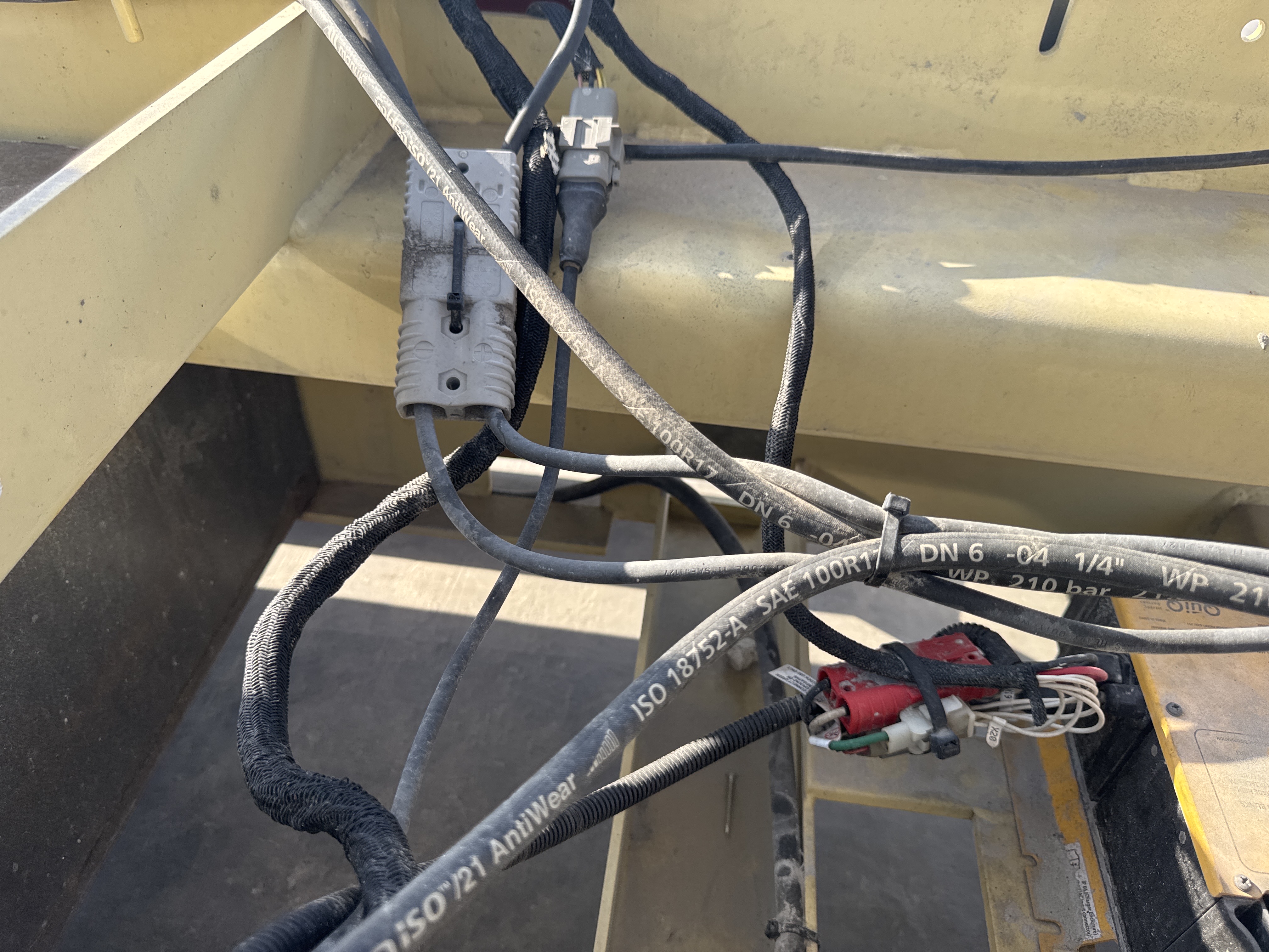 SLA-021-JLG-3246ES-Scissor-lifts-inspection-Hydraulics-Hydraulic-hoses-and-lines-1