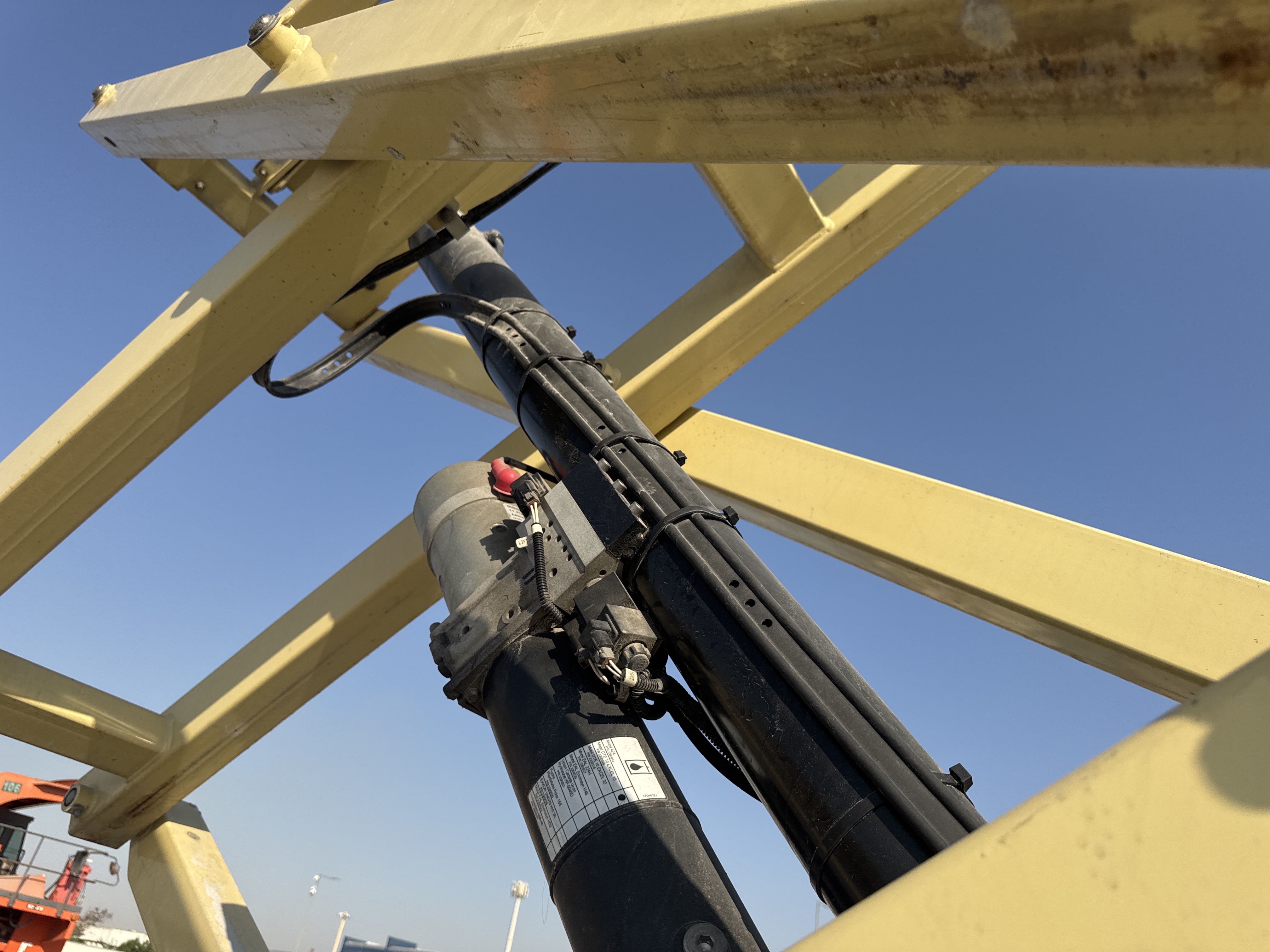SLA-021-JLG-3246ES-Scissor-lifts-inspection-Hydraulics-Scissor-cylinders-1