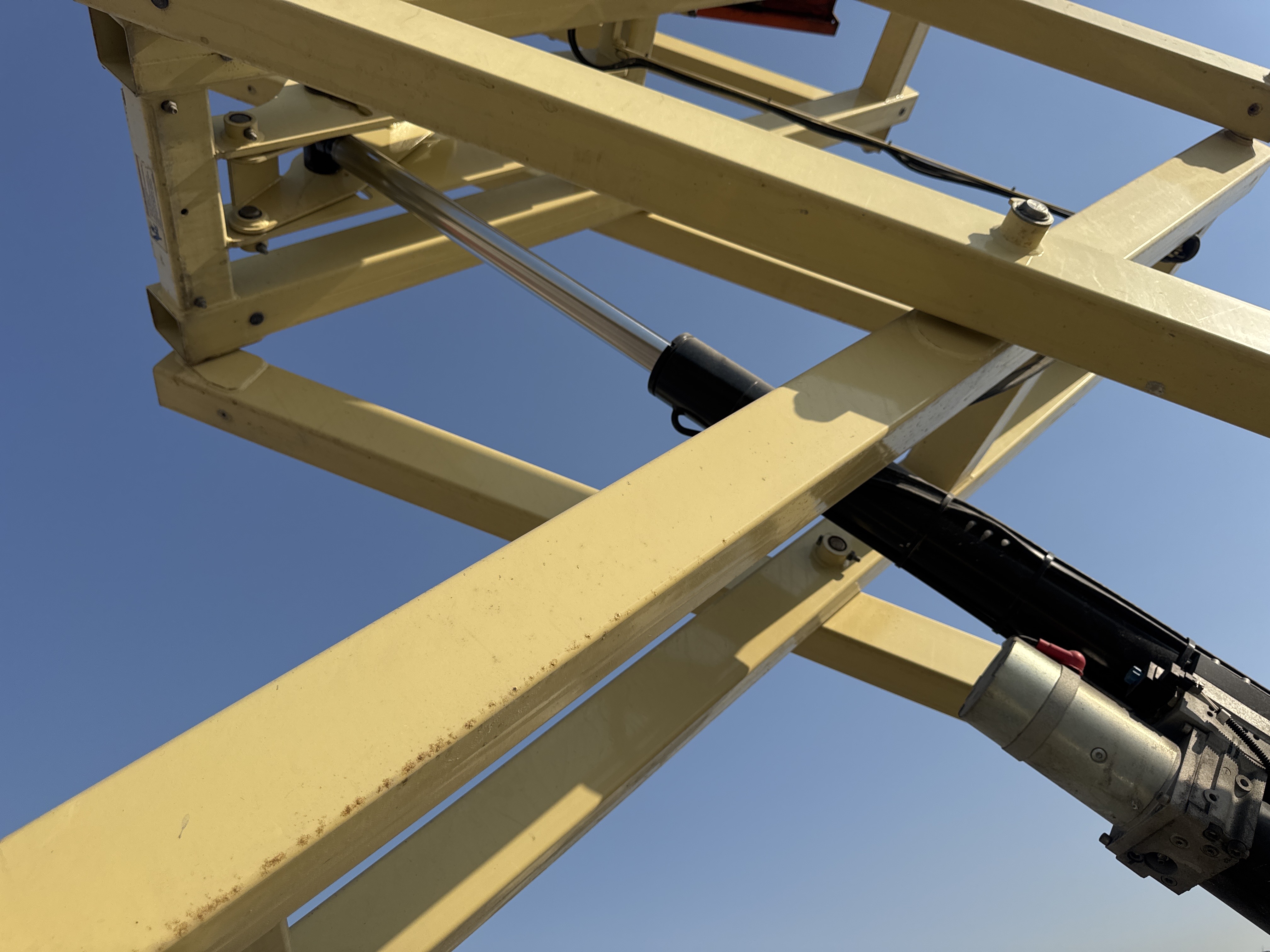 SLA-021-JLG-3246ES-Scissor-lifts-inspection-Hydraulics-Scissor-cylinders-1