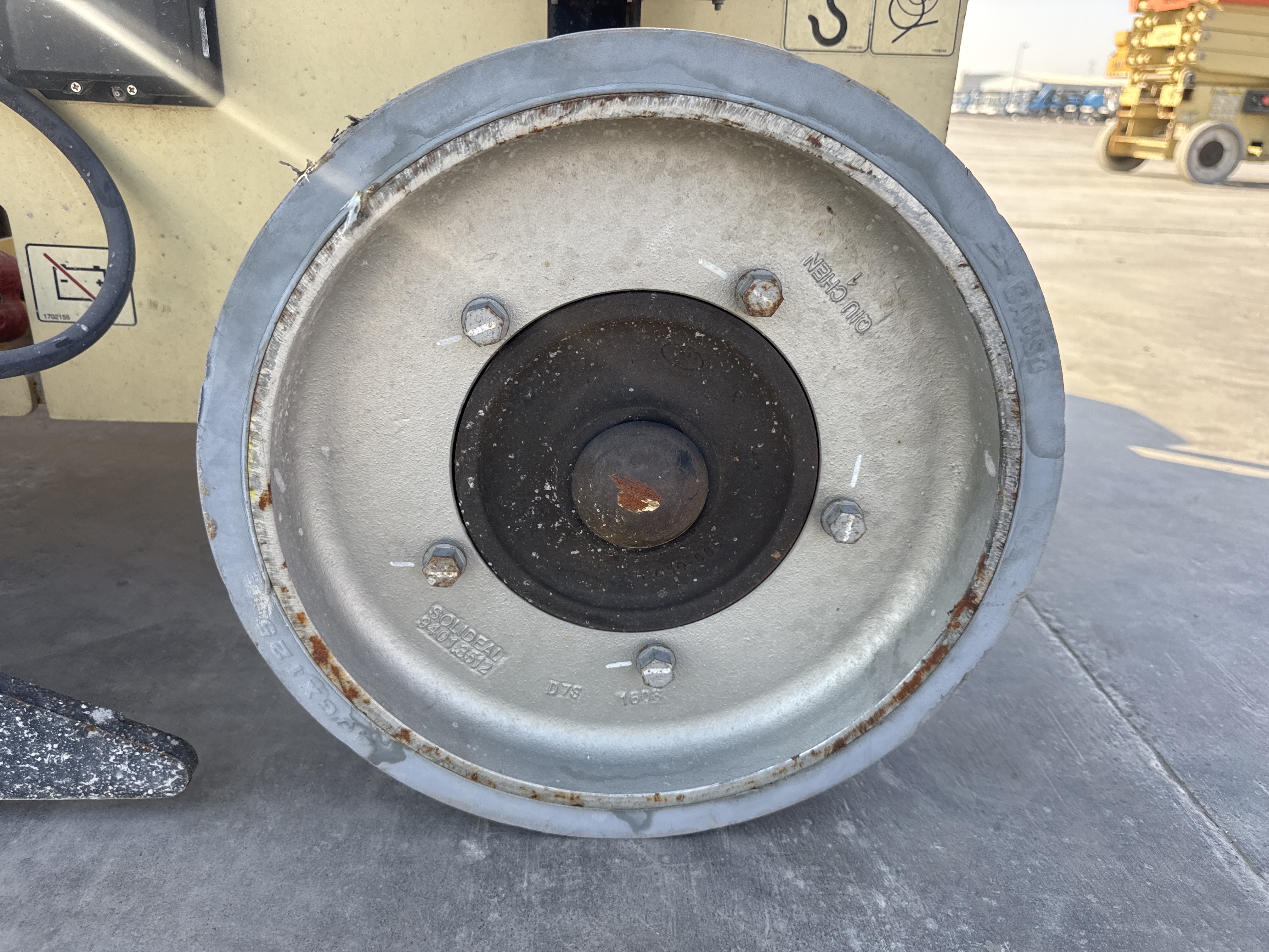 SLA-021-JLG-3246ES-Scissor-lifts-inspection-Chassis-Wheel-hub-condition-1
