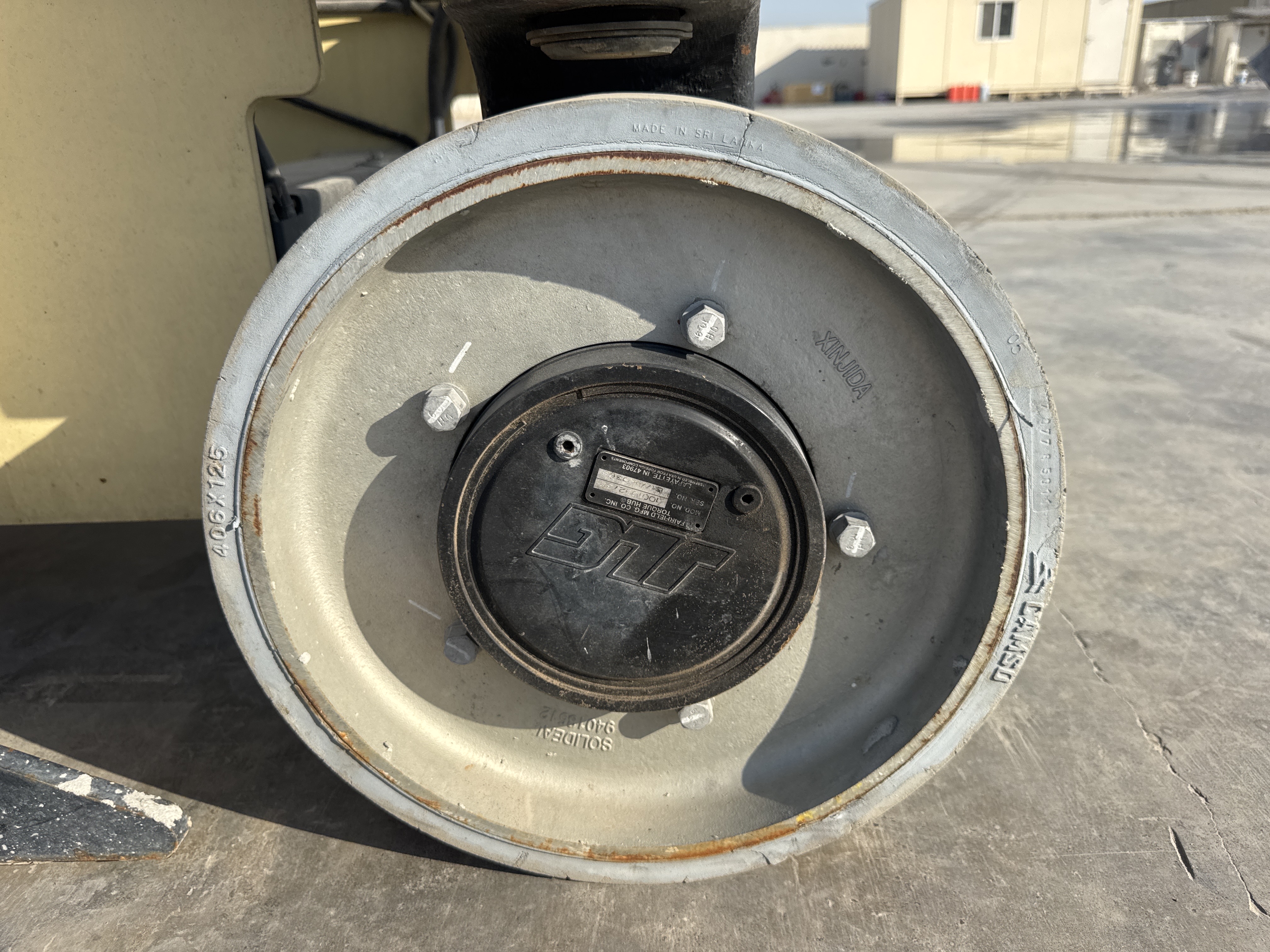 SLA-021-JLG-3246ES-Scissor-lifts-inspection-Chassis-Wheel-hub-condition-1