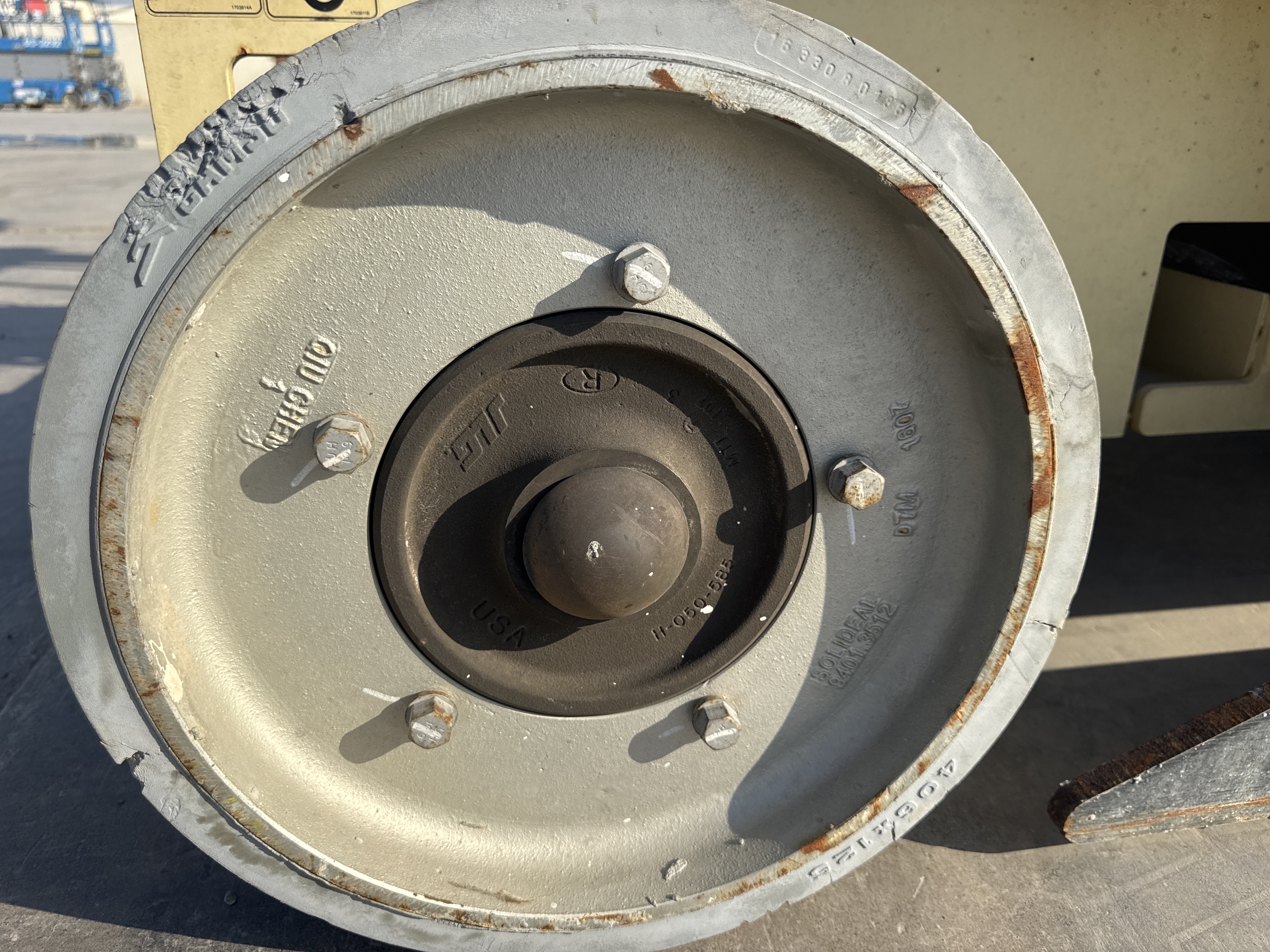 SLA-021-JLG-3246ES-Scissor-lifts-inspection-Chassis-Wheel-hub-condition-1