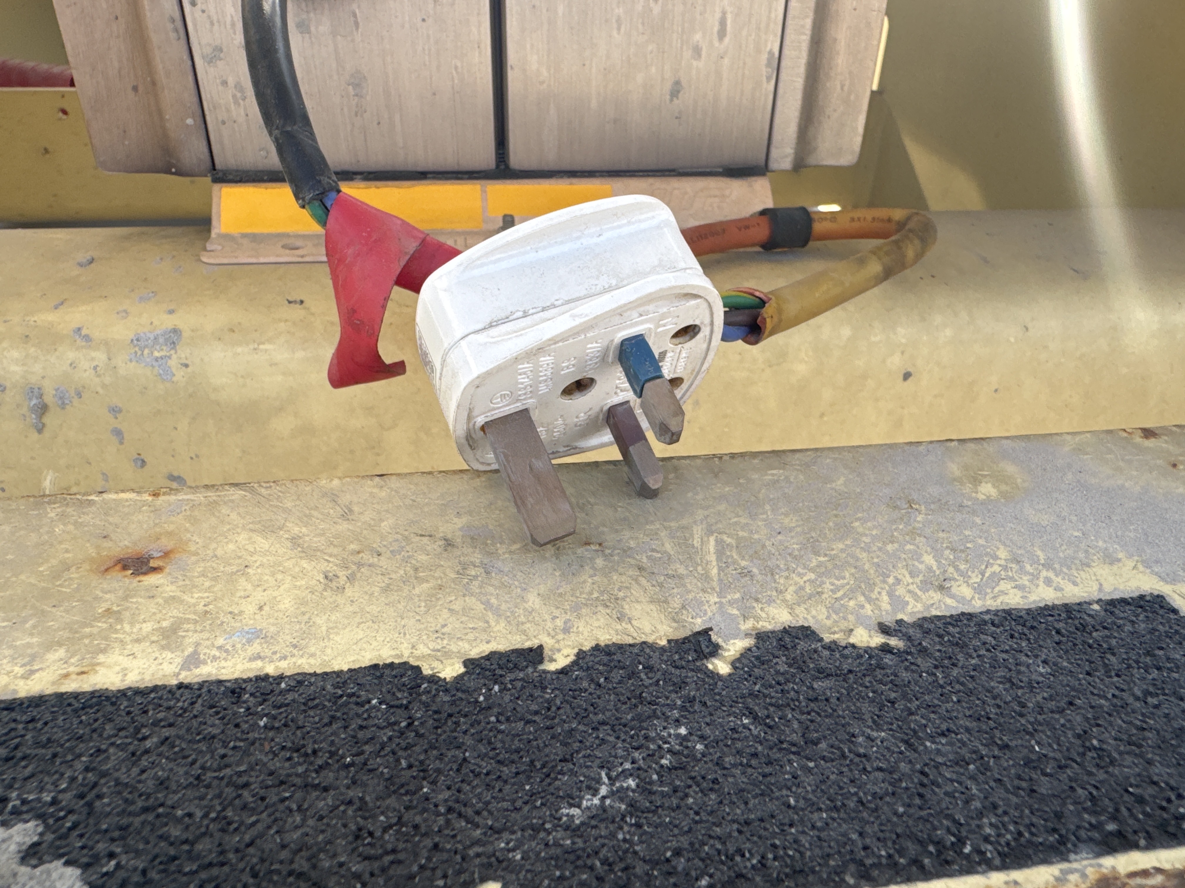SLA-021-JLG-3246ES-Scissor-lifts-inspection-Electronics-Charging-port-1