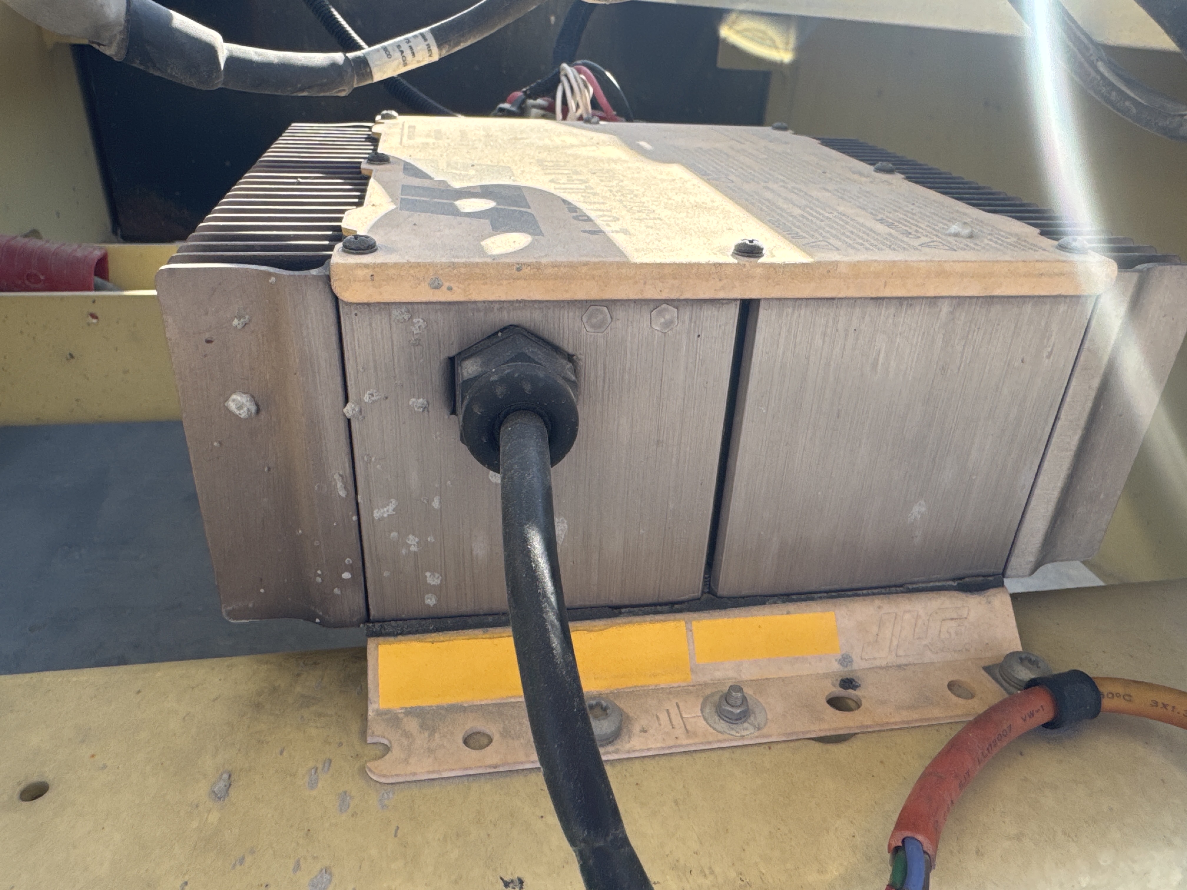 SLA-021-JLG-3246ES-Scissor-lifts-inspection-Electronics-Charging-port-1