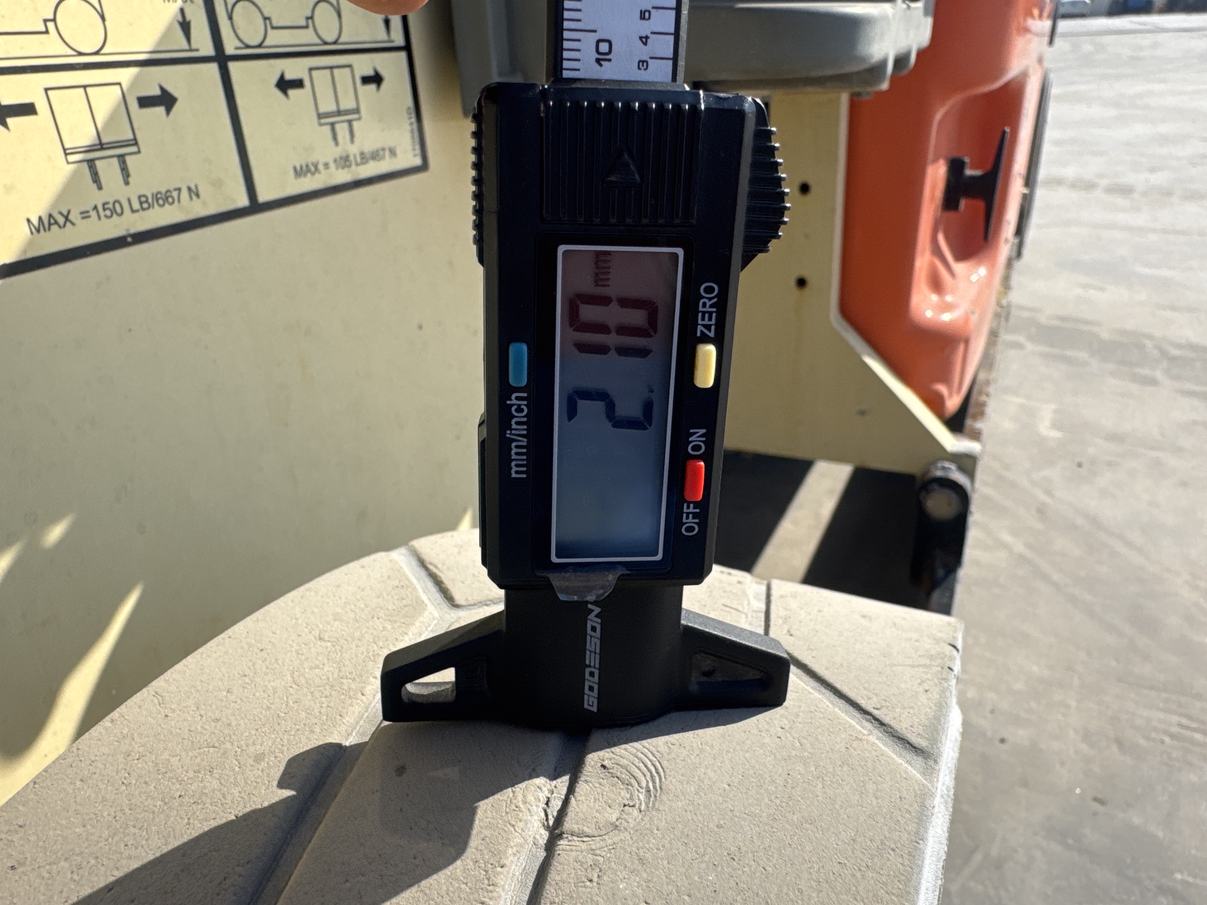 SLA-021-JLG-3246ES-Scissor-lifts-inspection-Chassis-Tires-tread-depth-1