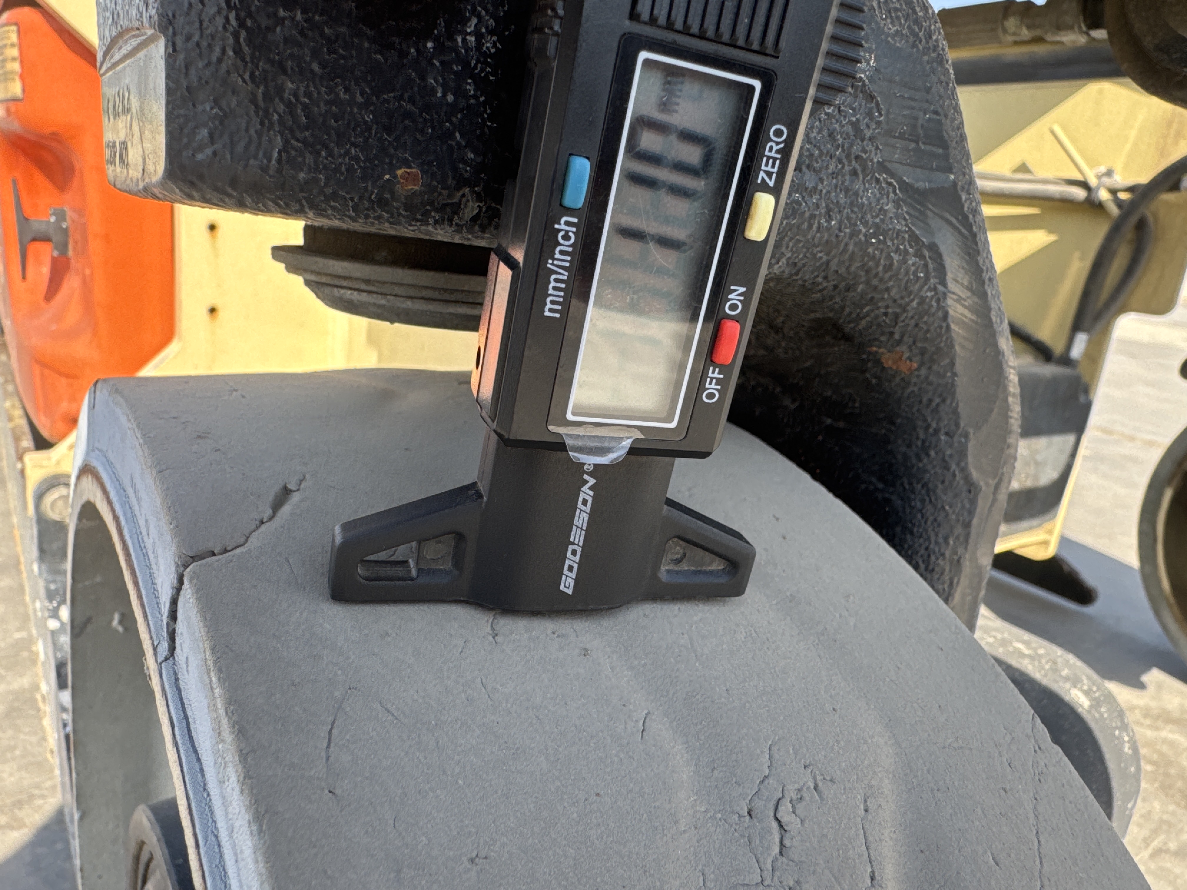 SLA-021-JLG-3246ES-Scissor-lifts-inspection-Chassis-Tires-tread-depth-1