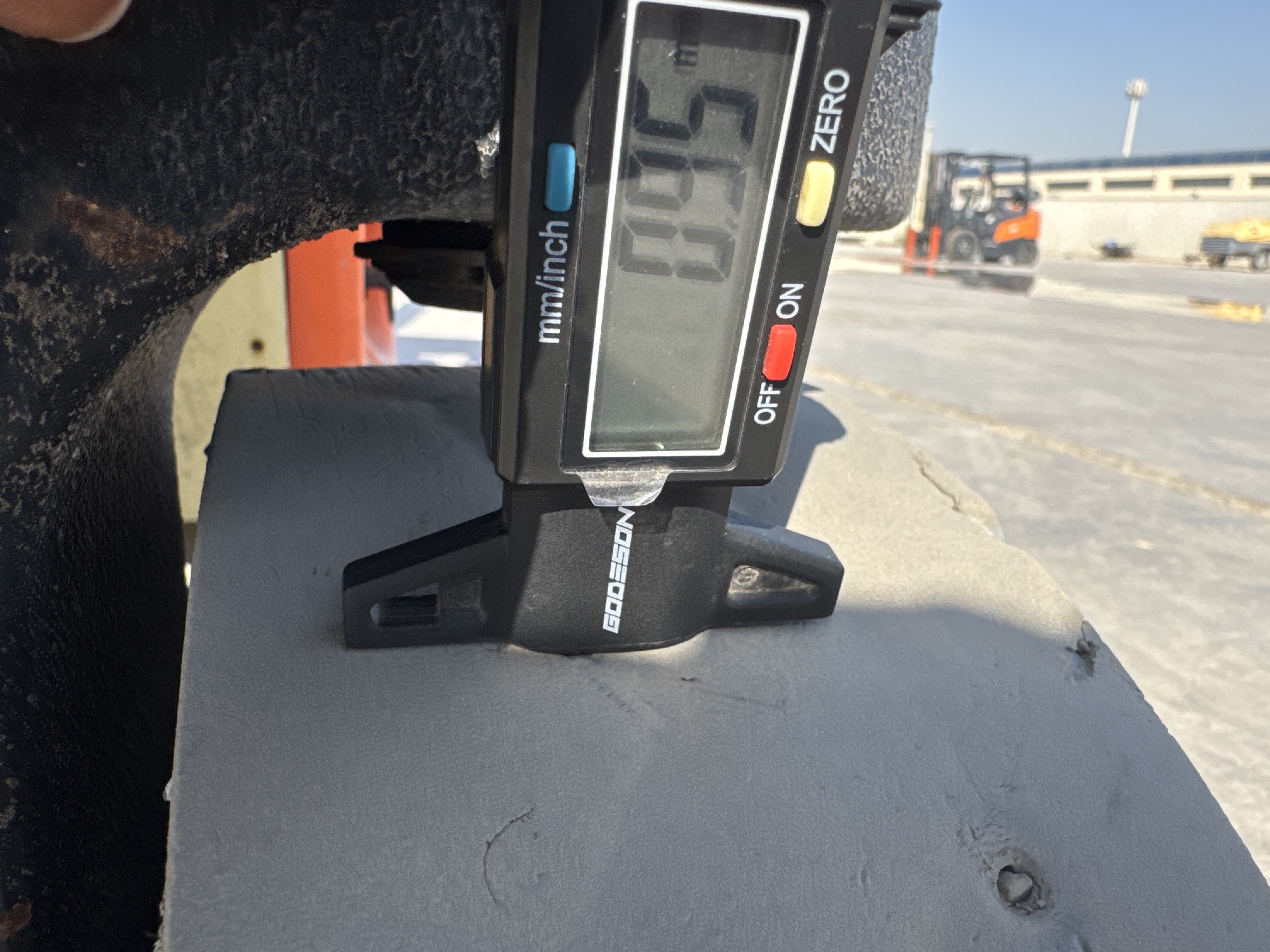 SLA-021-JLG-3246ES-Scissor-lifts-inspection-Chassis-Tires-tread-depth-1