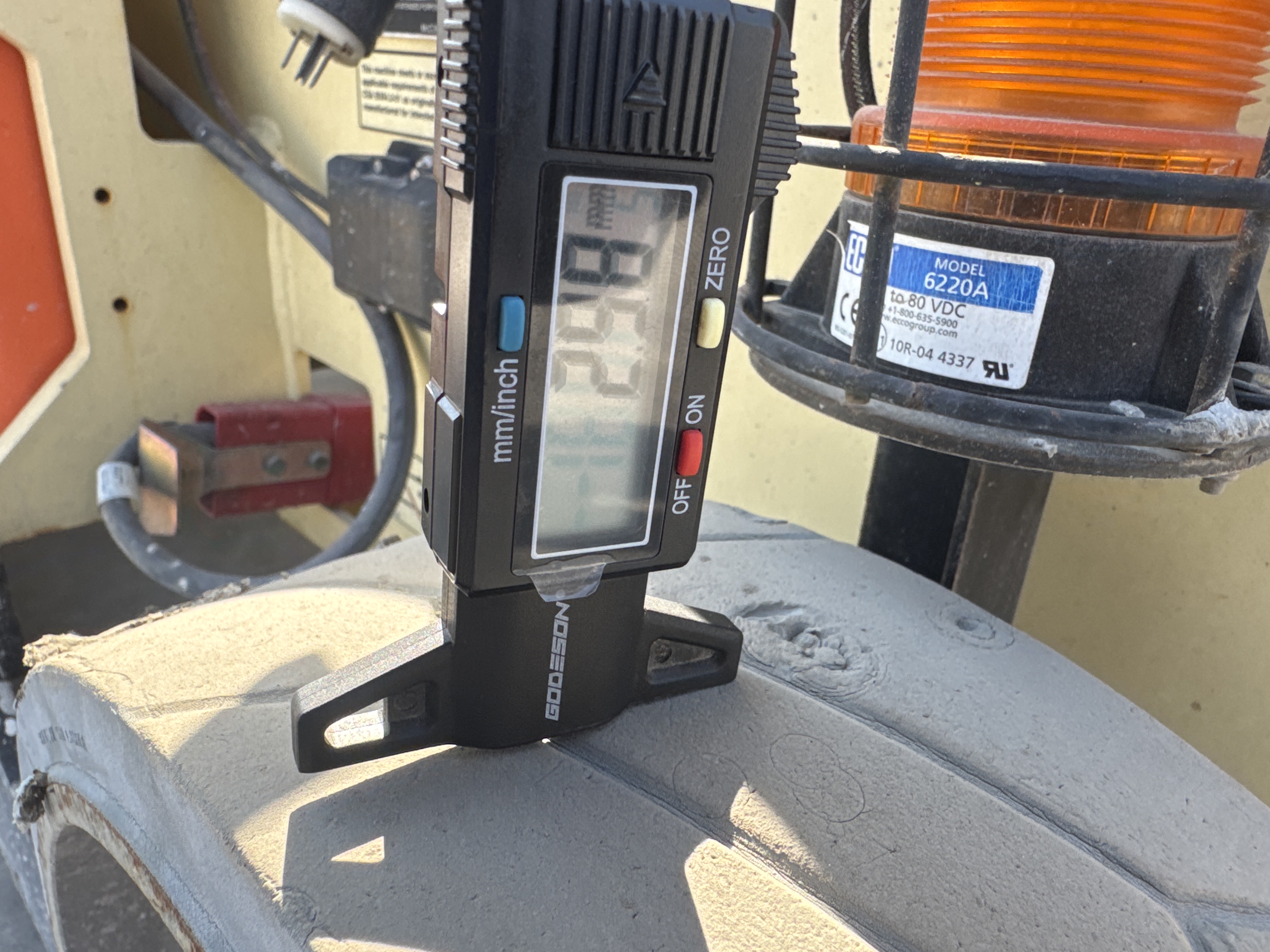 SLA-021-JLG-3246ES-Scissor-lifts-inspection-Chassis-Tires-tread-depth-1
