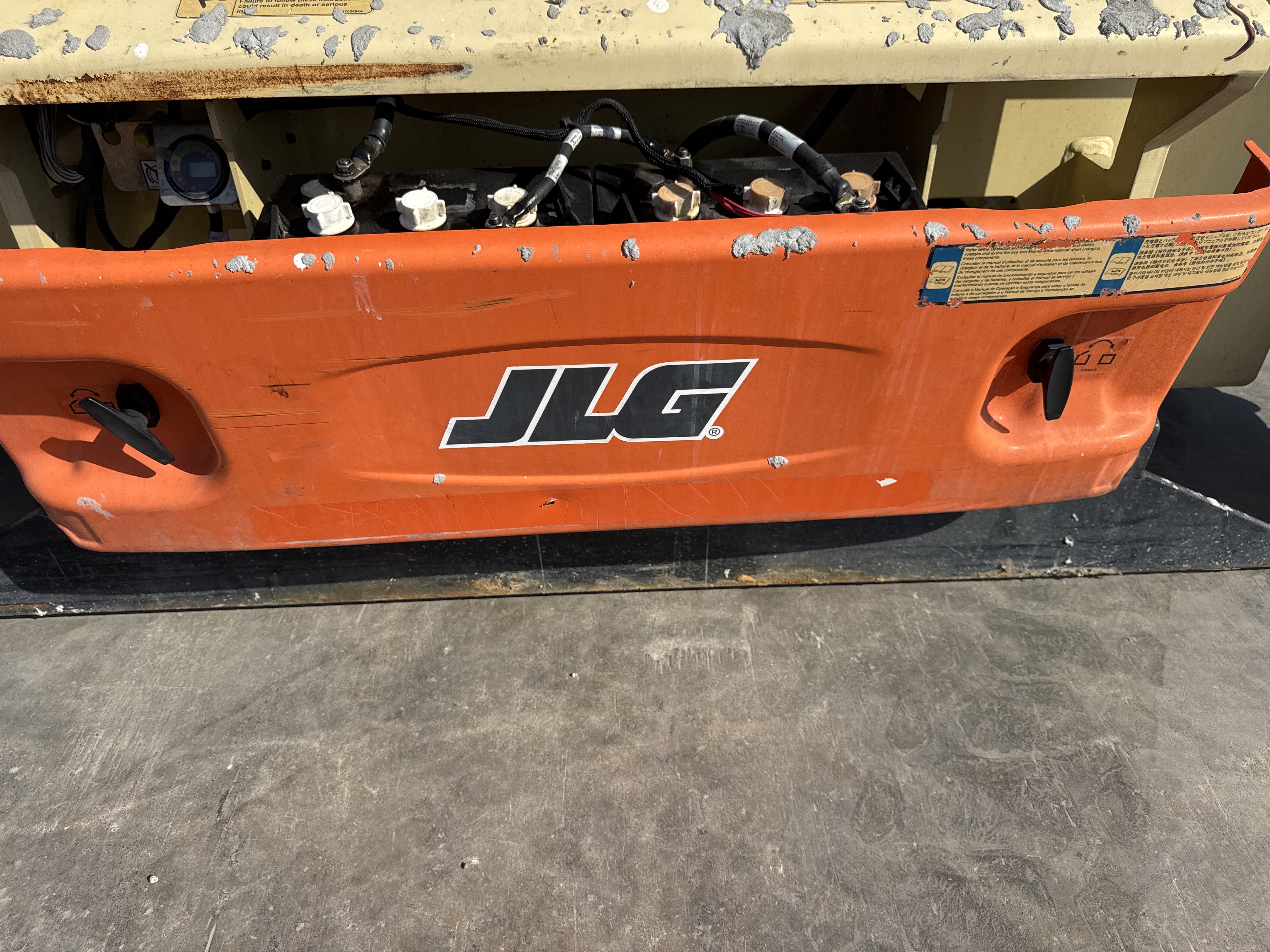 SLA-021-JLG-3246ES-Scissor-lifts-inspection-Electronics-Battery-1