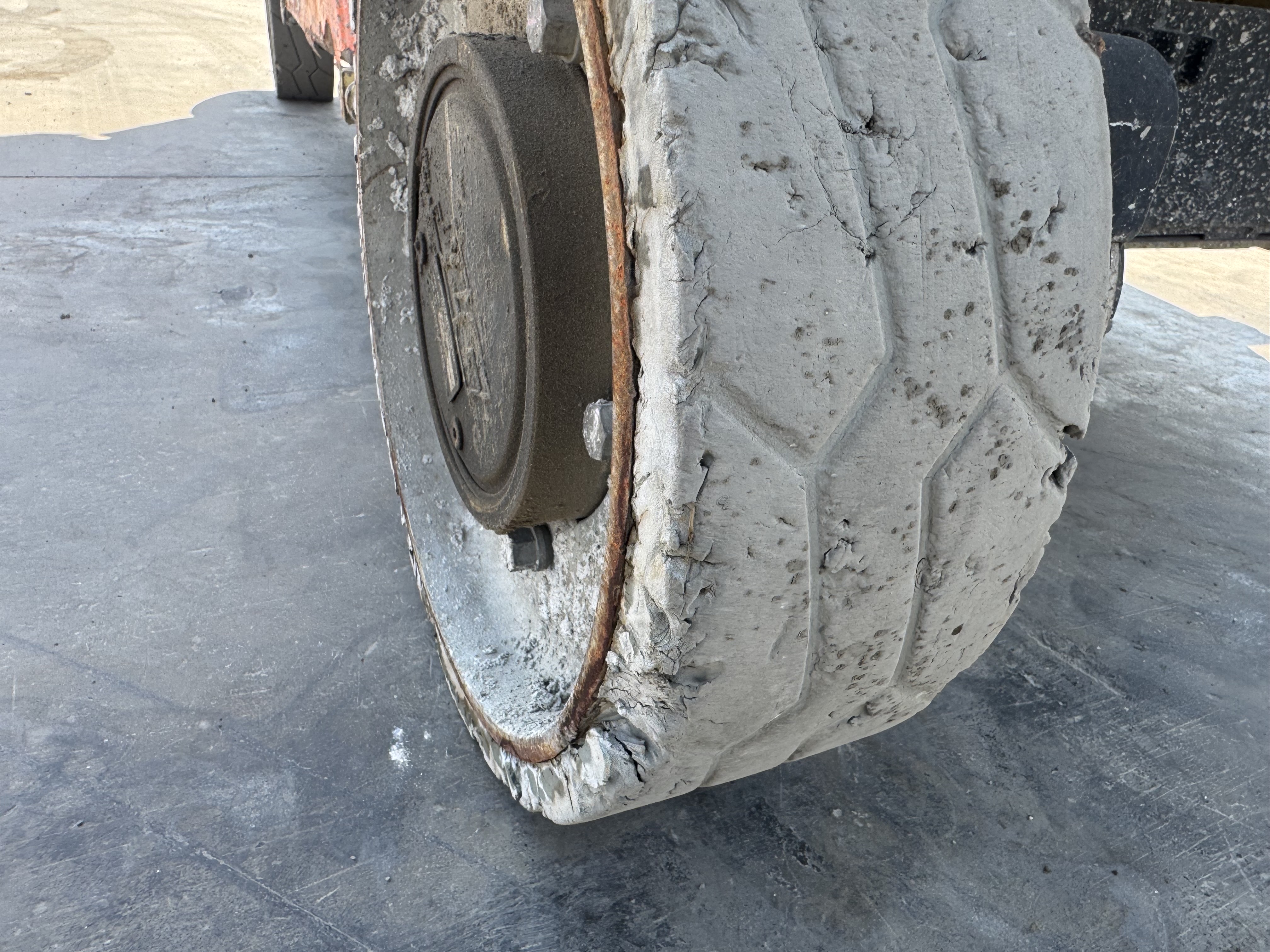 SLA-022-JLG-3246ES-Scissor-lifts-inspection-Chassis-Tires-condition-1
