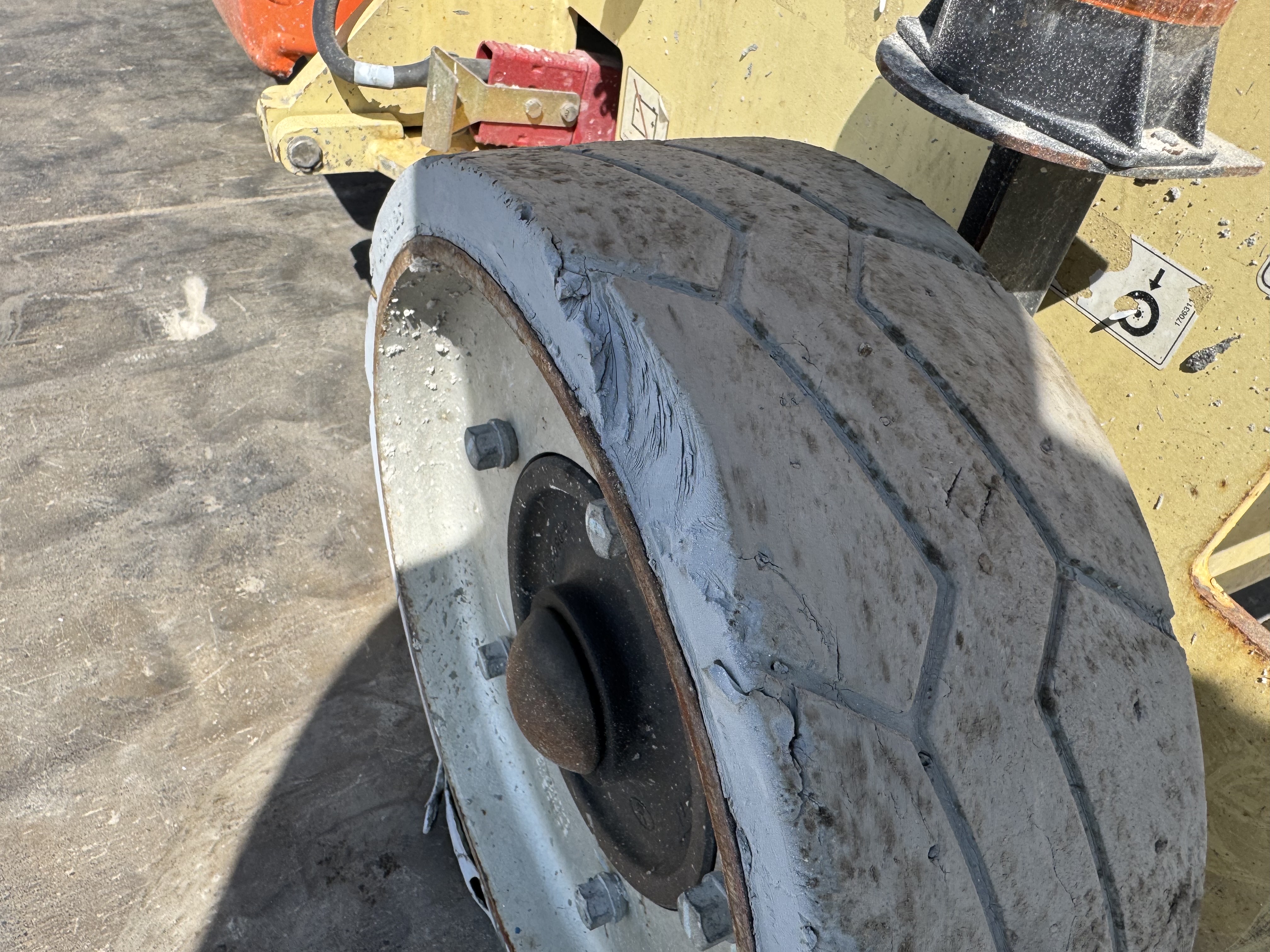 SLA-022-JLG-3246ES-Scissor-lifts-inspection-Chassis-Tires-condition-1