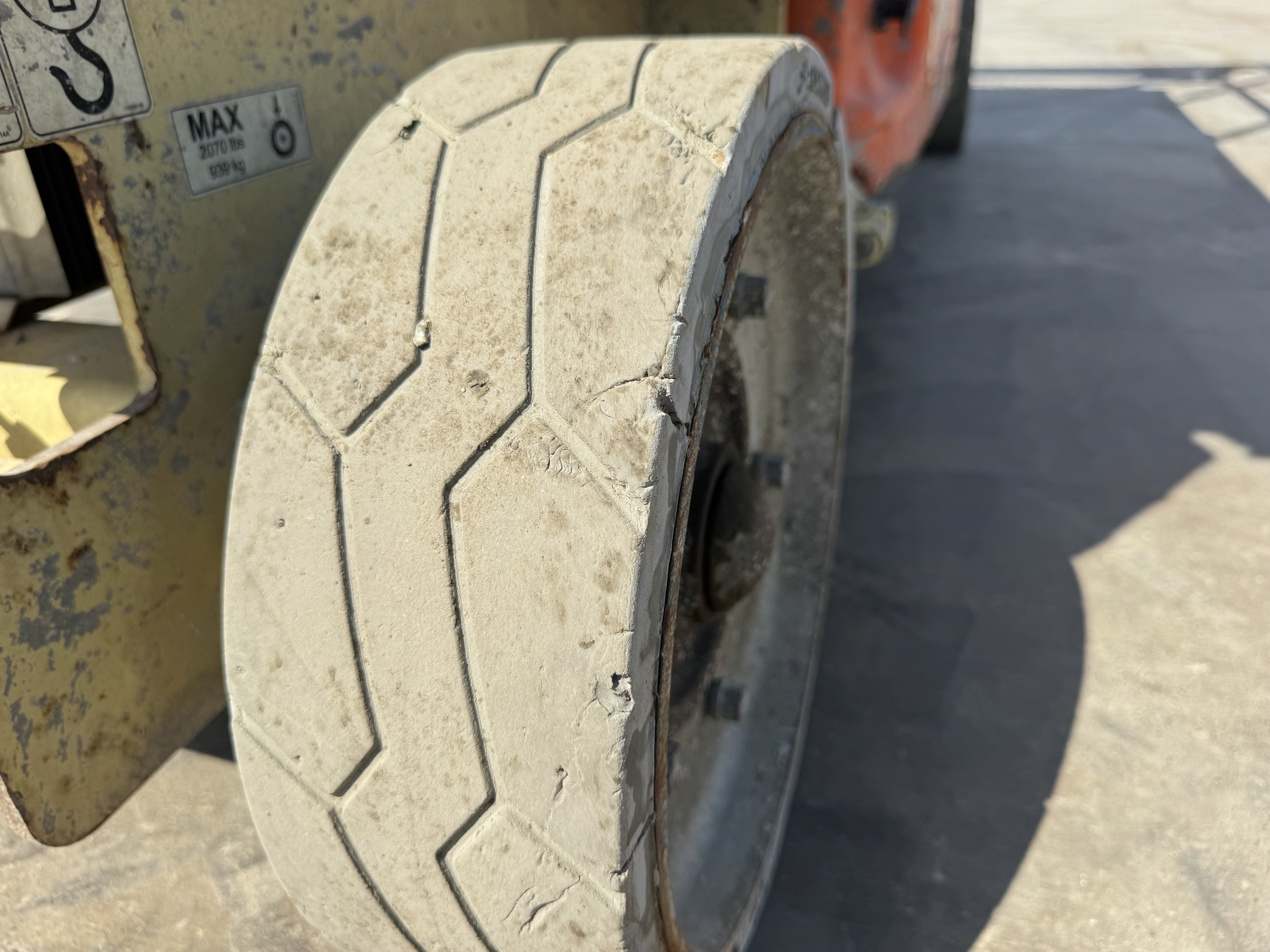SLA-022-JLG-3246ES-Scissor-lifts-inspection-Chassis-Tires-condition-1