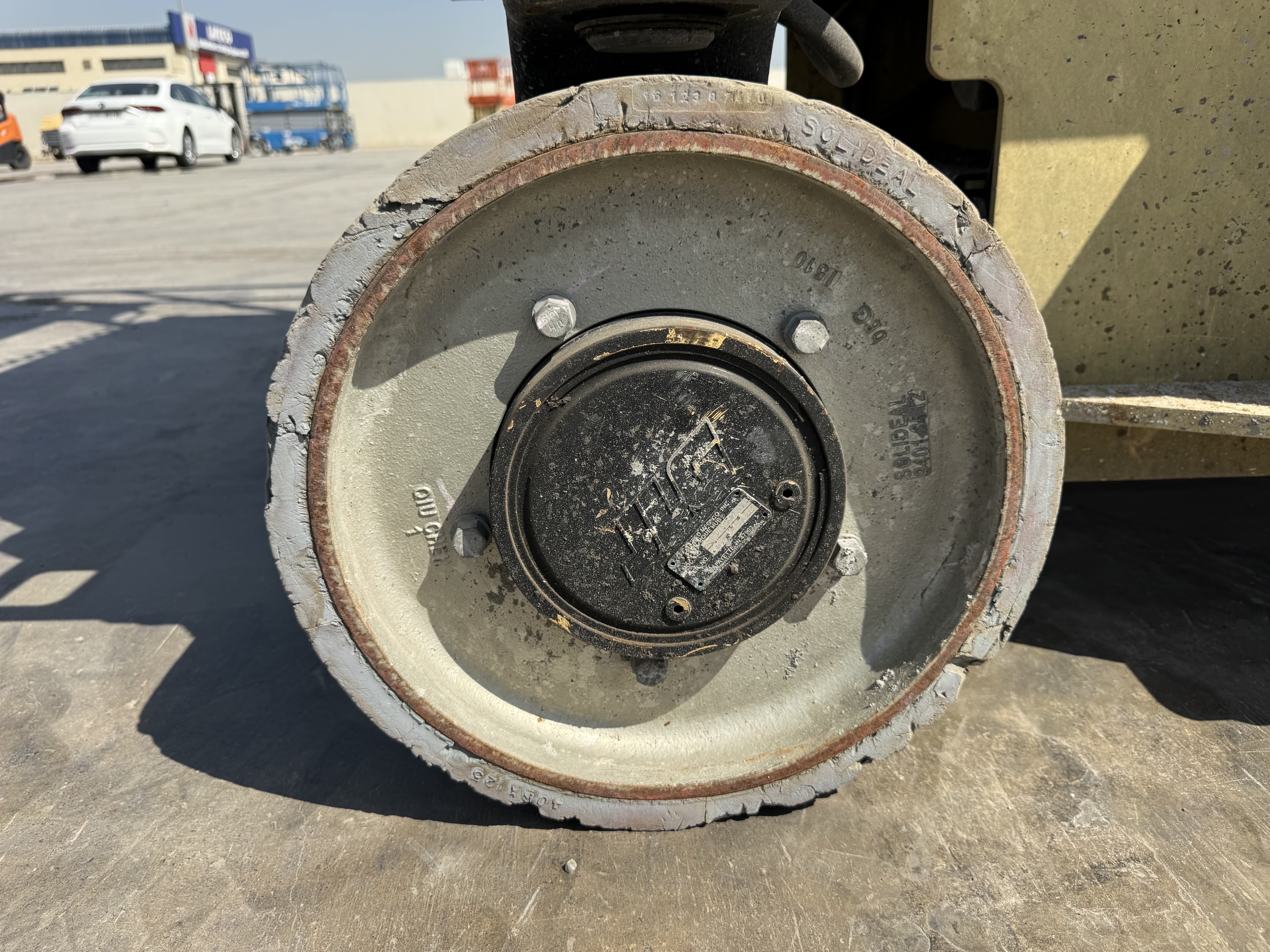 SLA-022-JLG-3246ES-Scissor-lifts-inspection-Chassis-Wheel-hub-condition-1