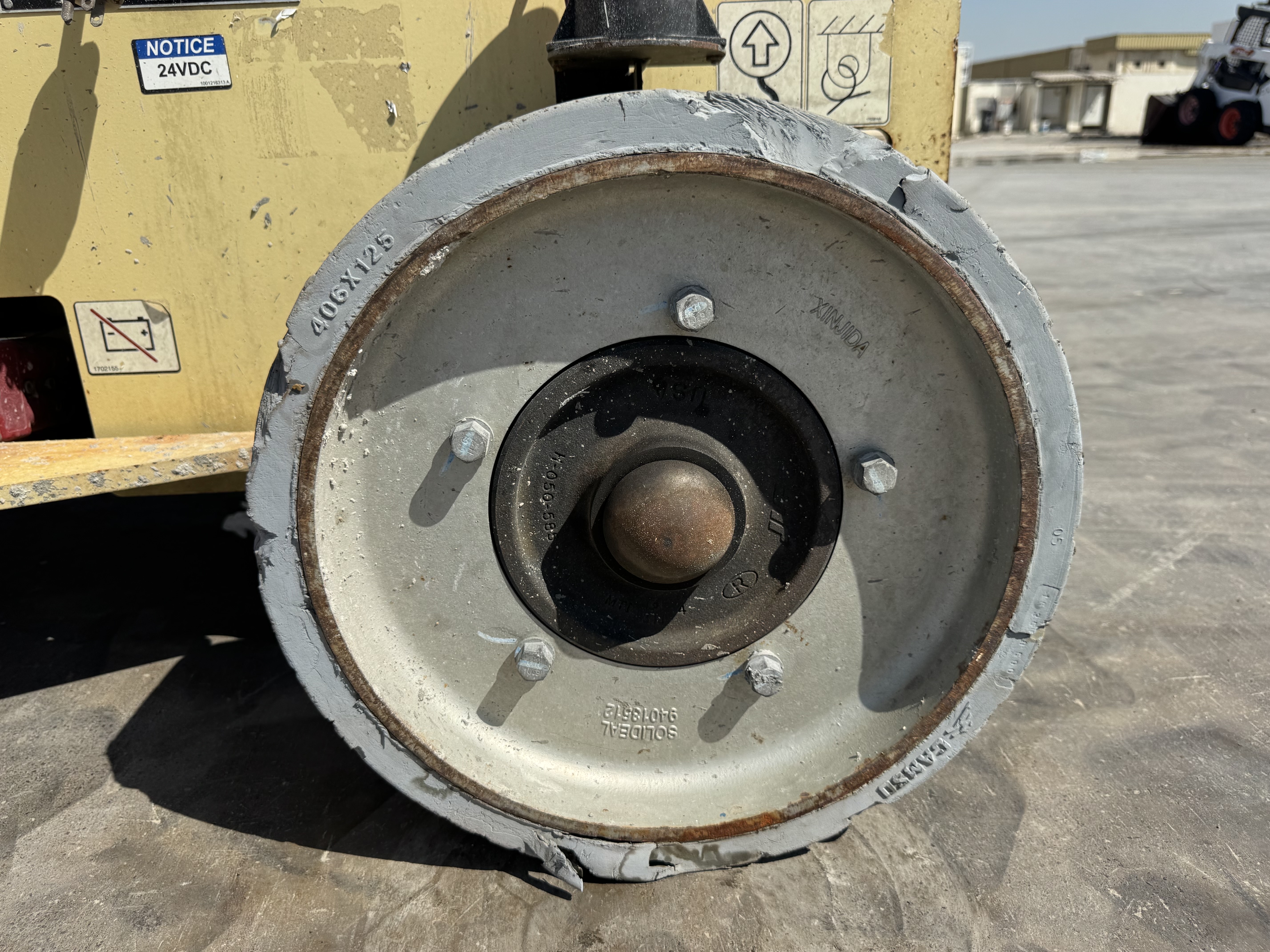 SLA-022-JLG-3246ES-Scissor-lifts-inspection-Chassis-Wheel-hub-condition-1