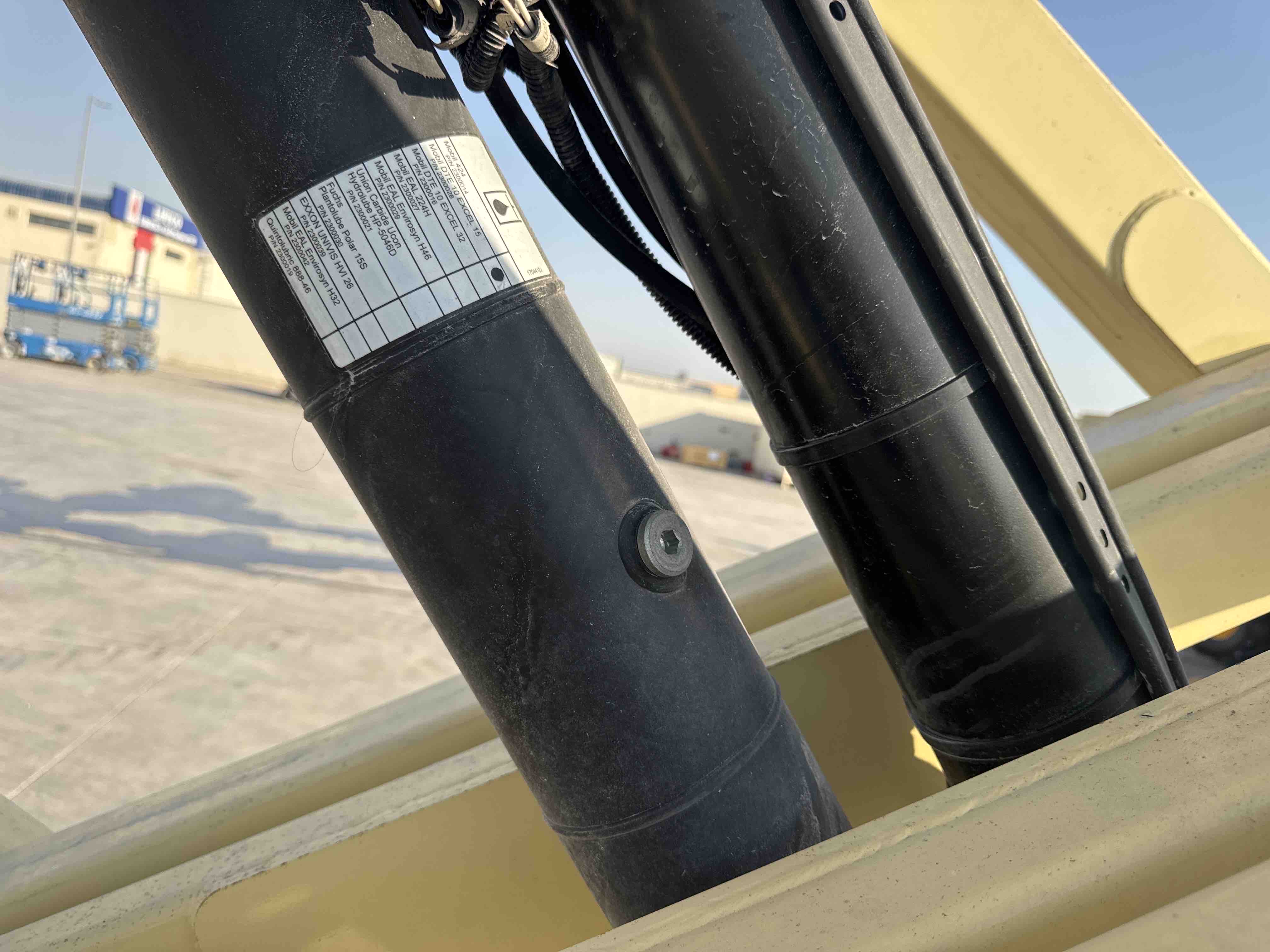 SLA-022-JLG-3246ES-Scissor-lifts-inspection-Hydraulics-Hydraulic-Tank-1