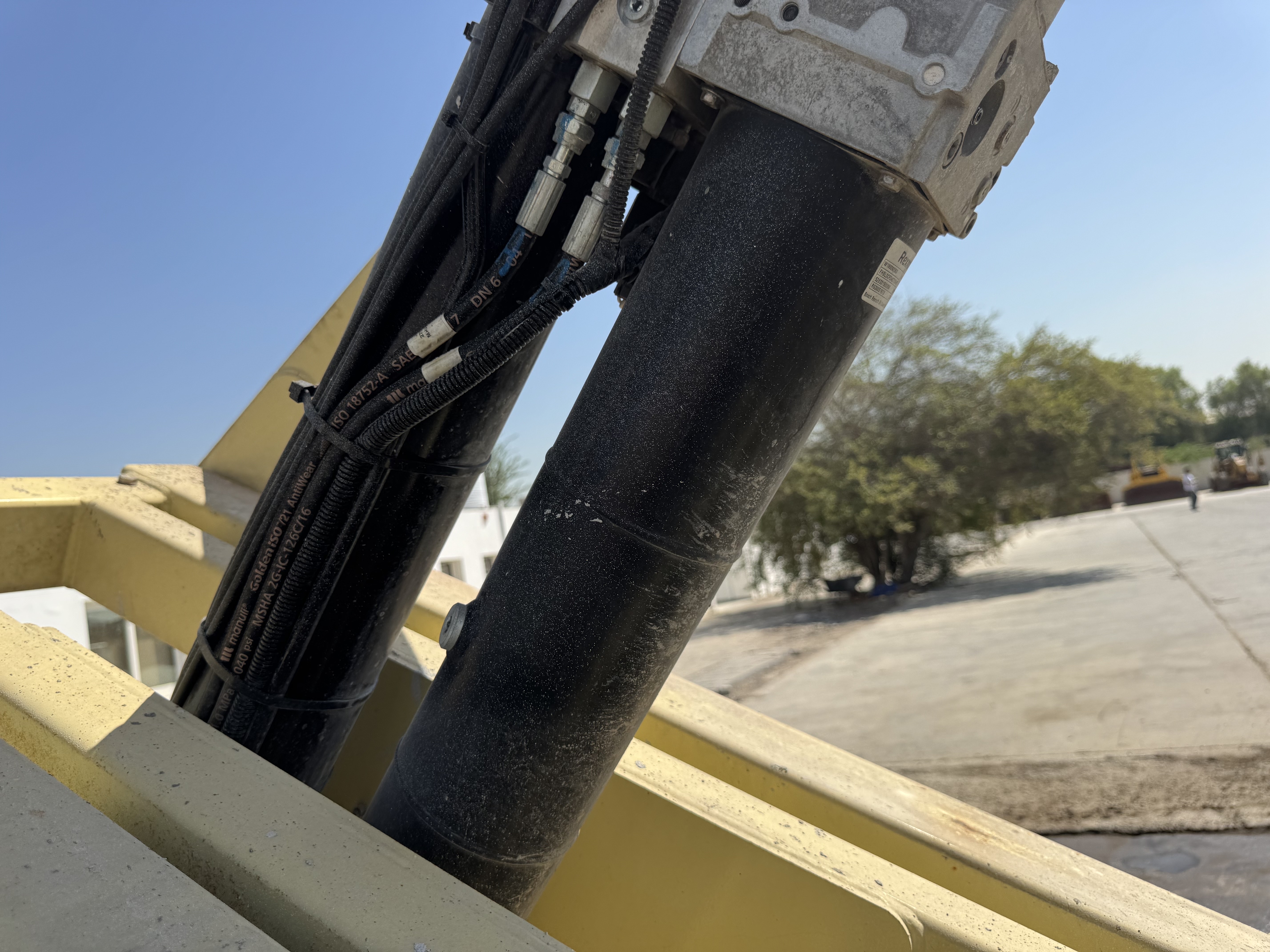 SLA-022-JLG-3246ES-Scissor-lifts-inspection-Hydraulics-Hydraulic-Tank-1