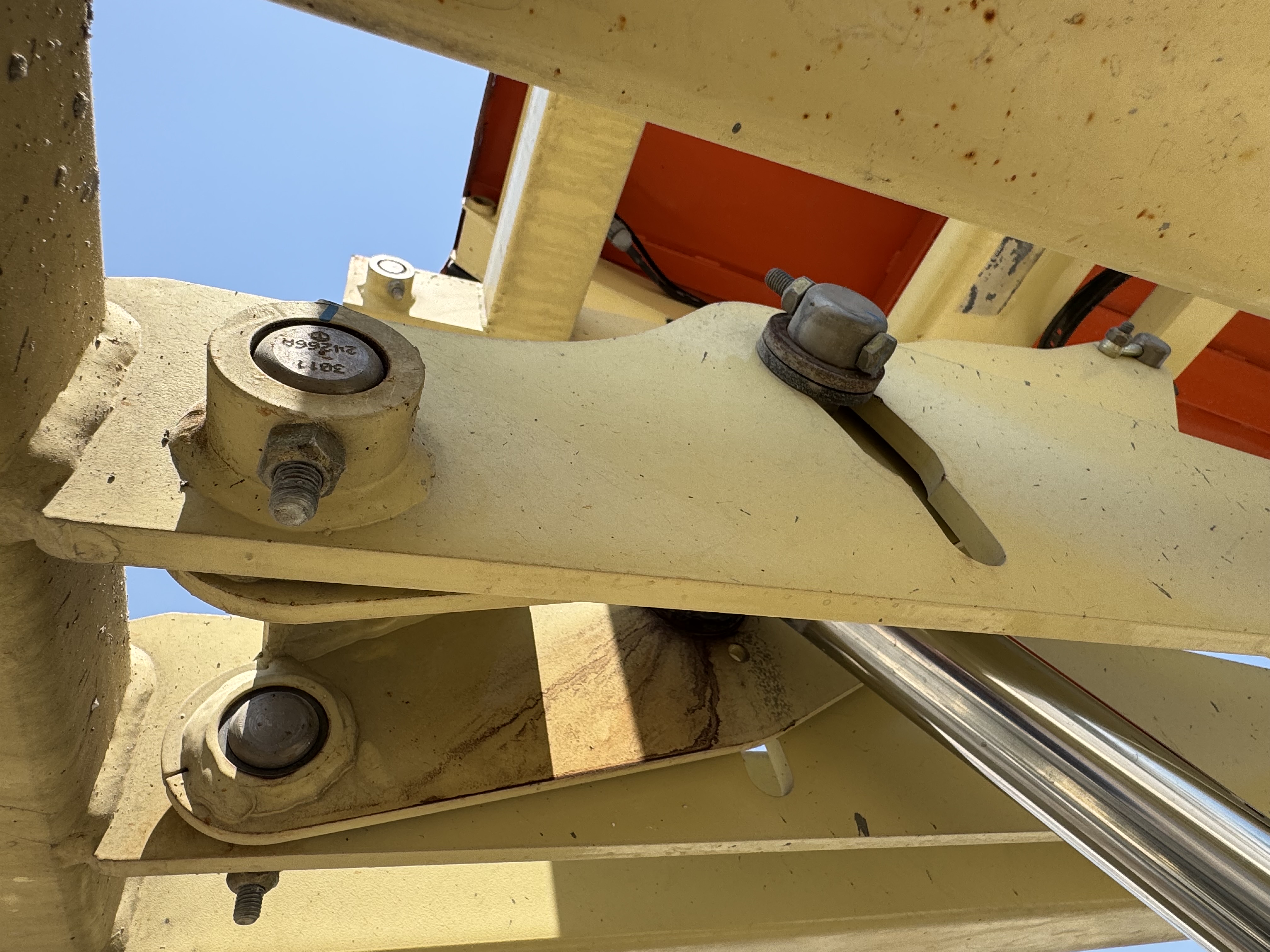 SLA-022-JLG-3246ES-Scissor-lifts-inspection-Hydraulics-Hydraulic-pins-/-locks-1