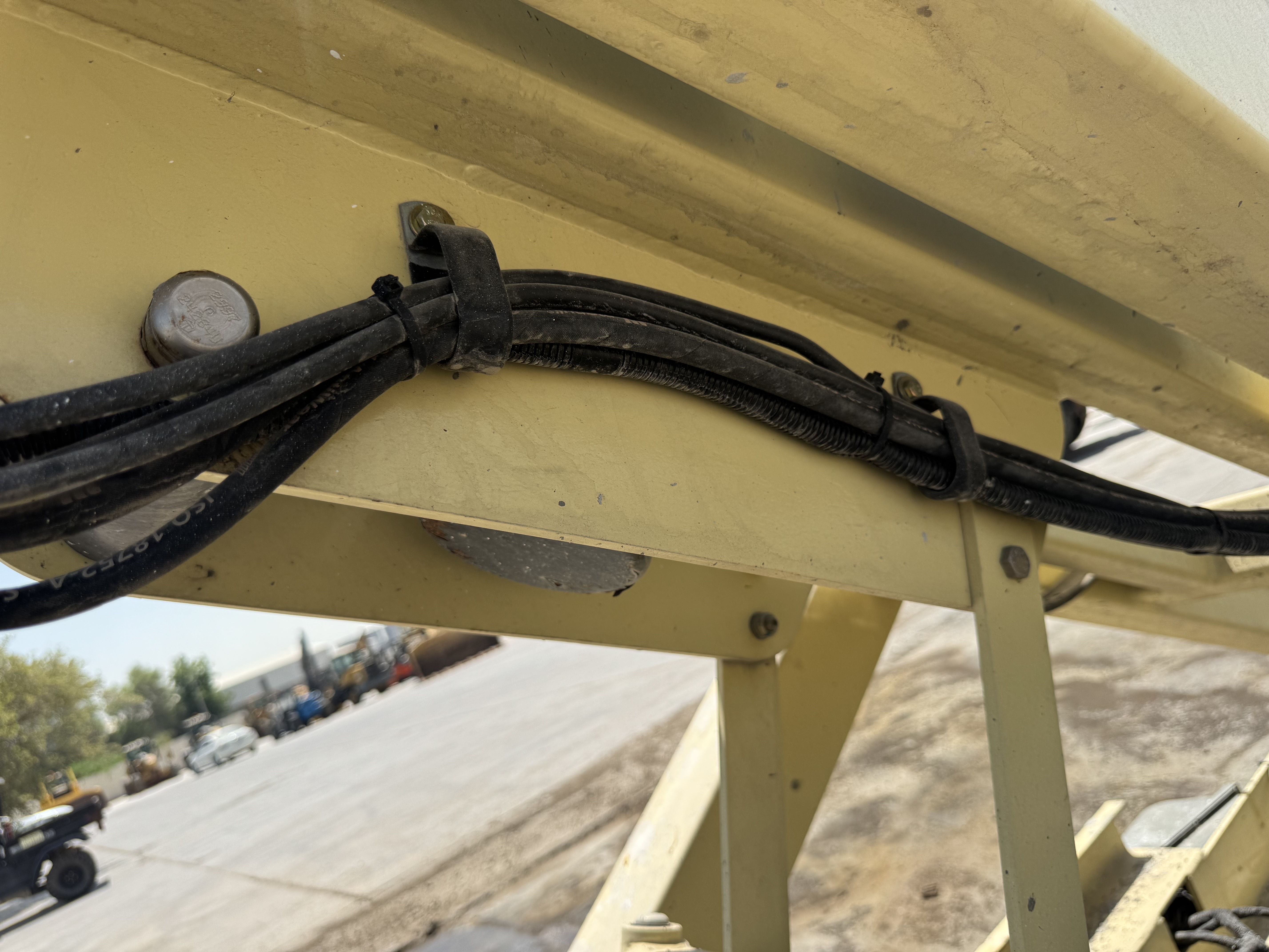 SLA-022-JLG-3246ES-Scissor-lifts-inspection-Hydraulics-Hydraulic-hoses-and-lines-1