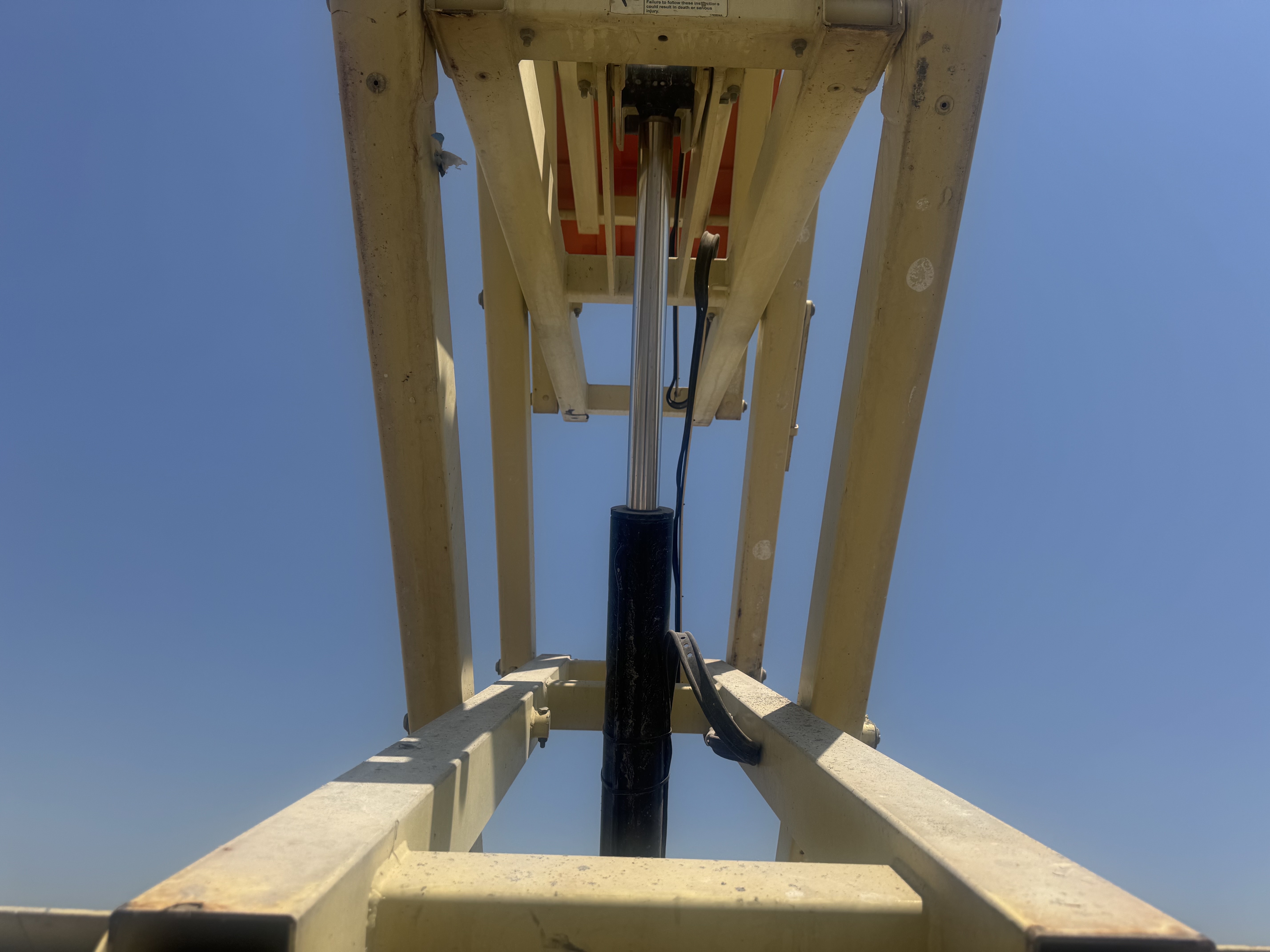 SLA-022-JLG-3246ES-Scissor-lifts-inspection-Hydraulics-Scissor-cylinders-1