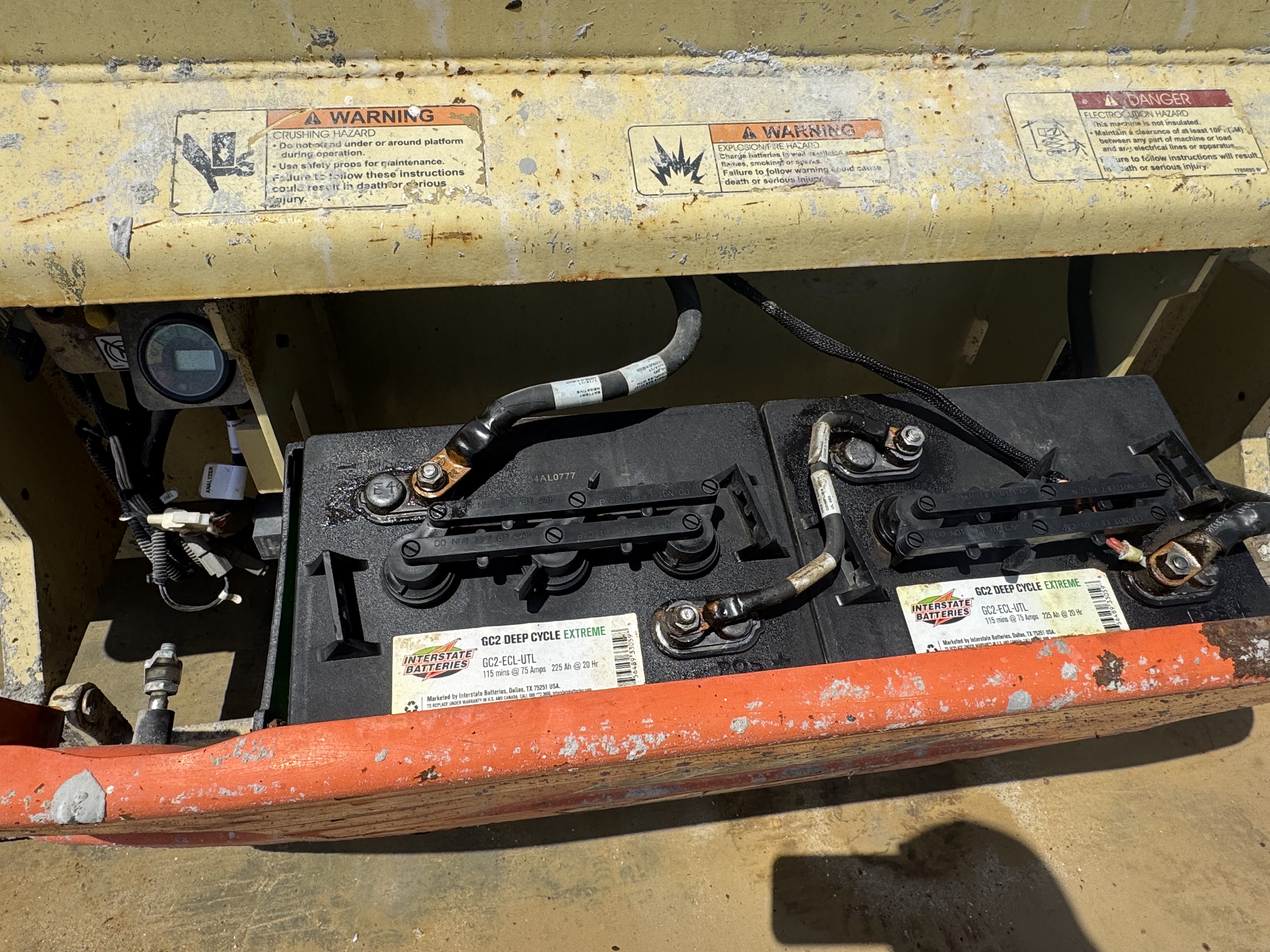 SLA-022-JLG-3246ES-Scissor-lifts-inspection-Electronics-Battery-1