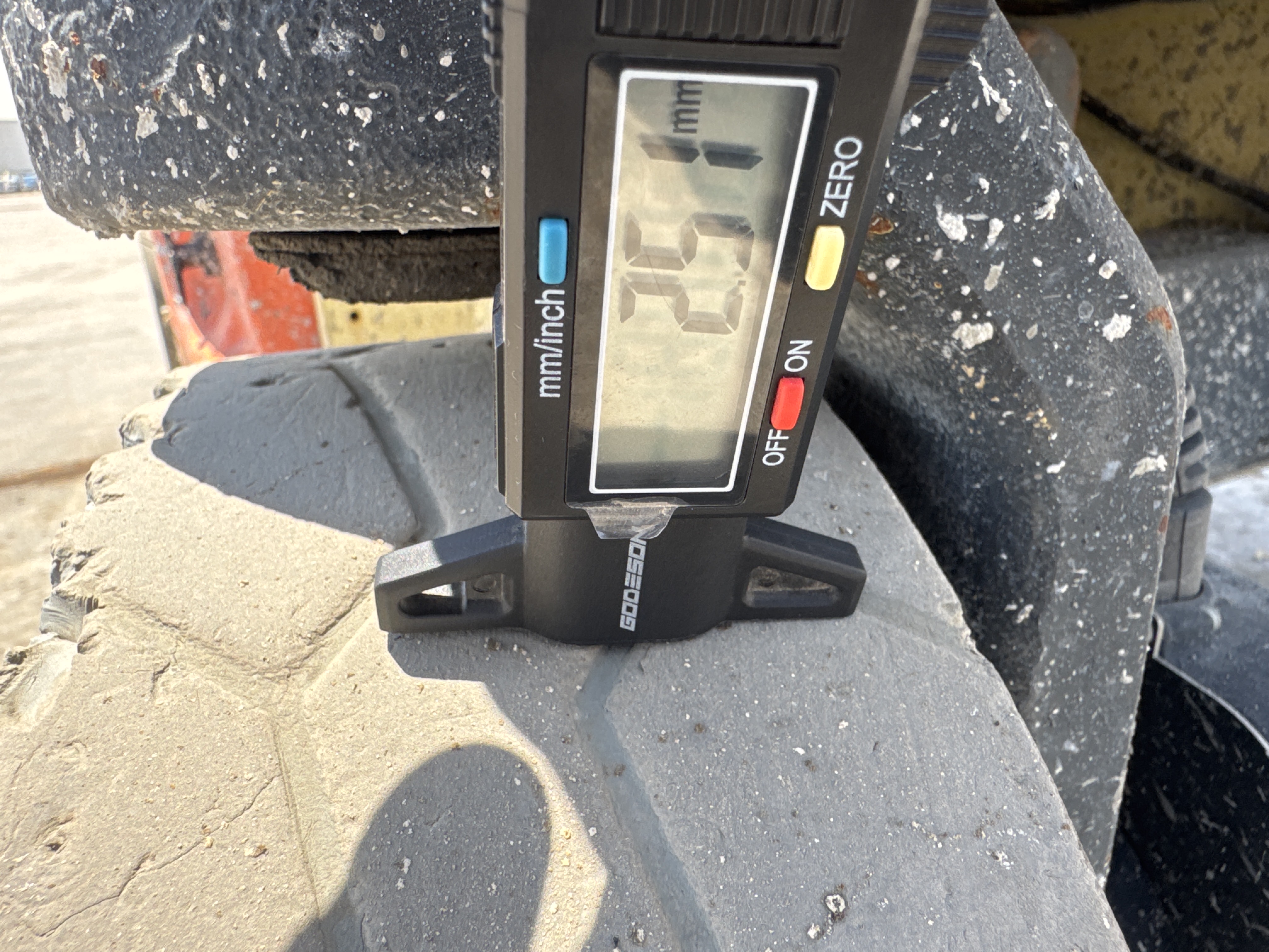 SLA-022-JLG-3246ES-Scissor-lifts-inspection-Chassis-Tires-tread-depth-1