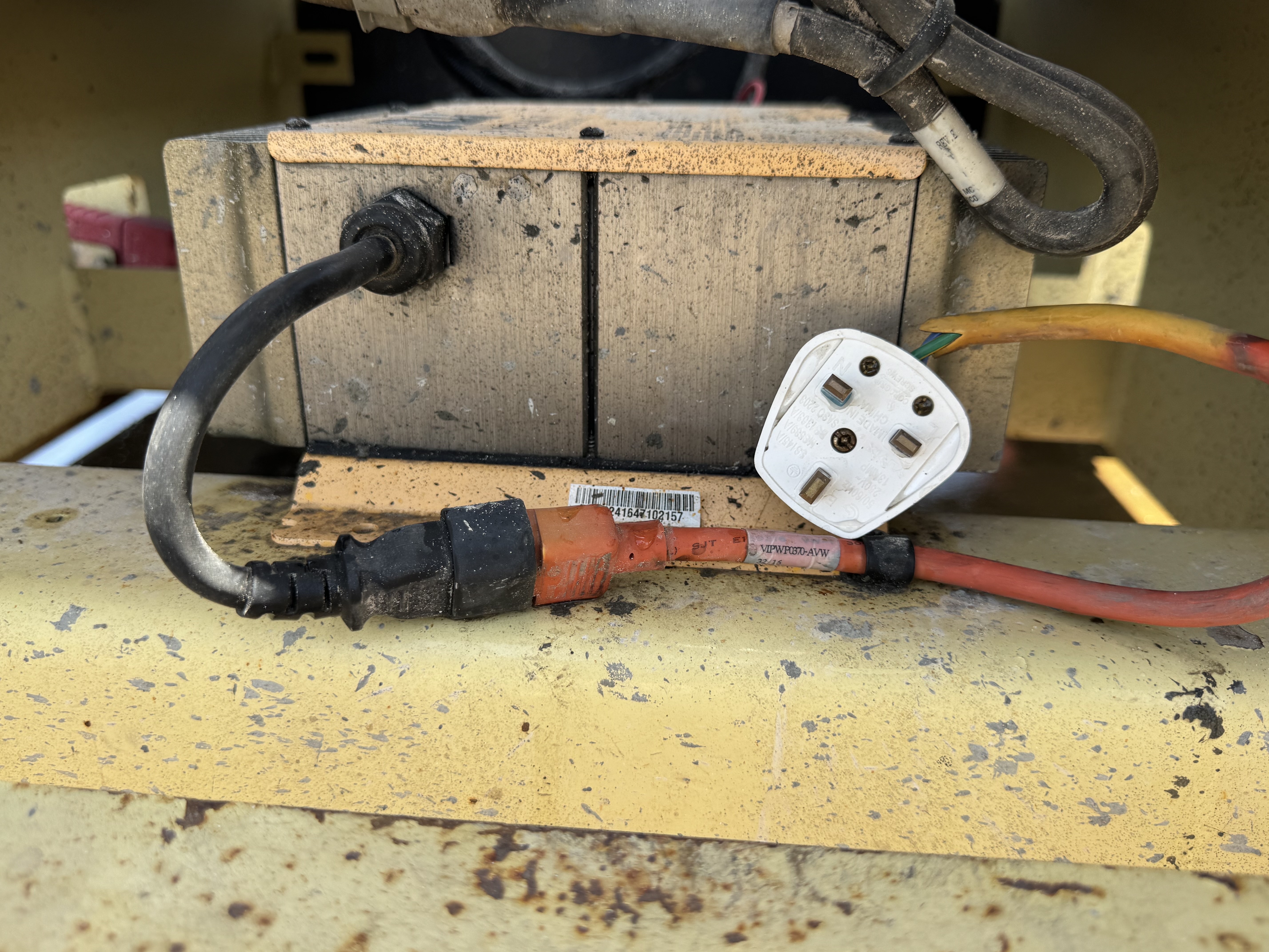 SLA-022-JLG-3246ES-Scissor-lifts-inspection-Electronics-Charging-port-1