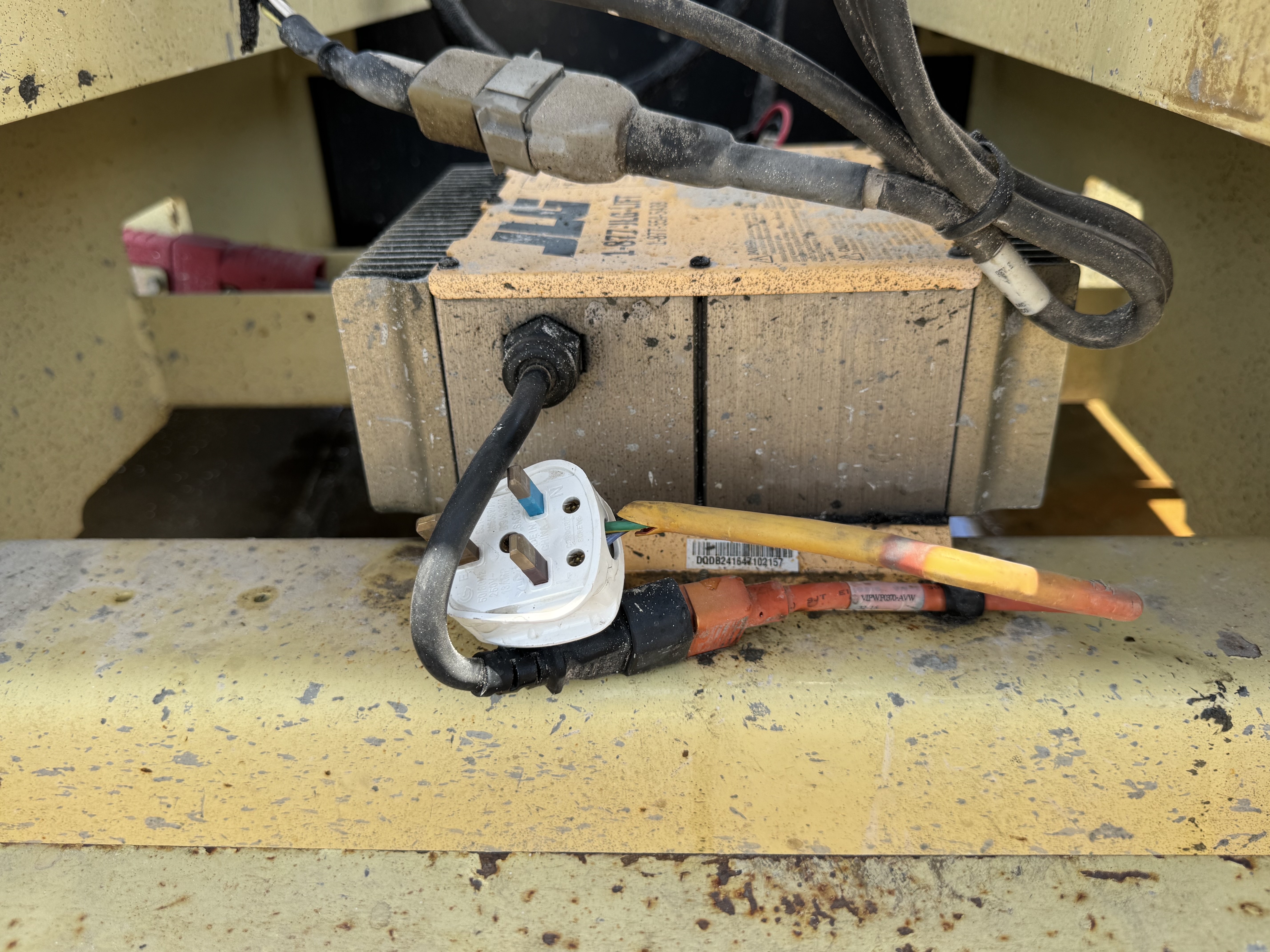 SLA-022-JLG-3246ES-Scissor-lifts-inspection-Electronics-Charging-port-1