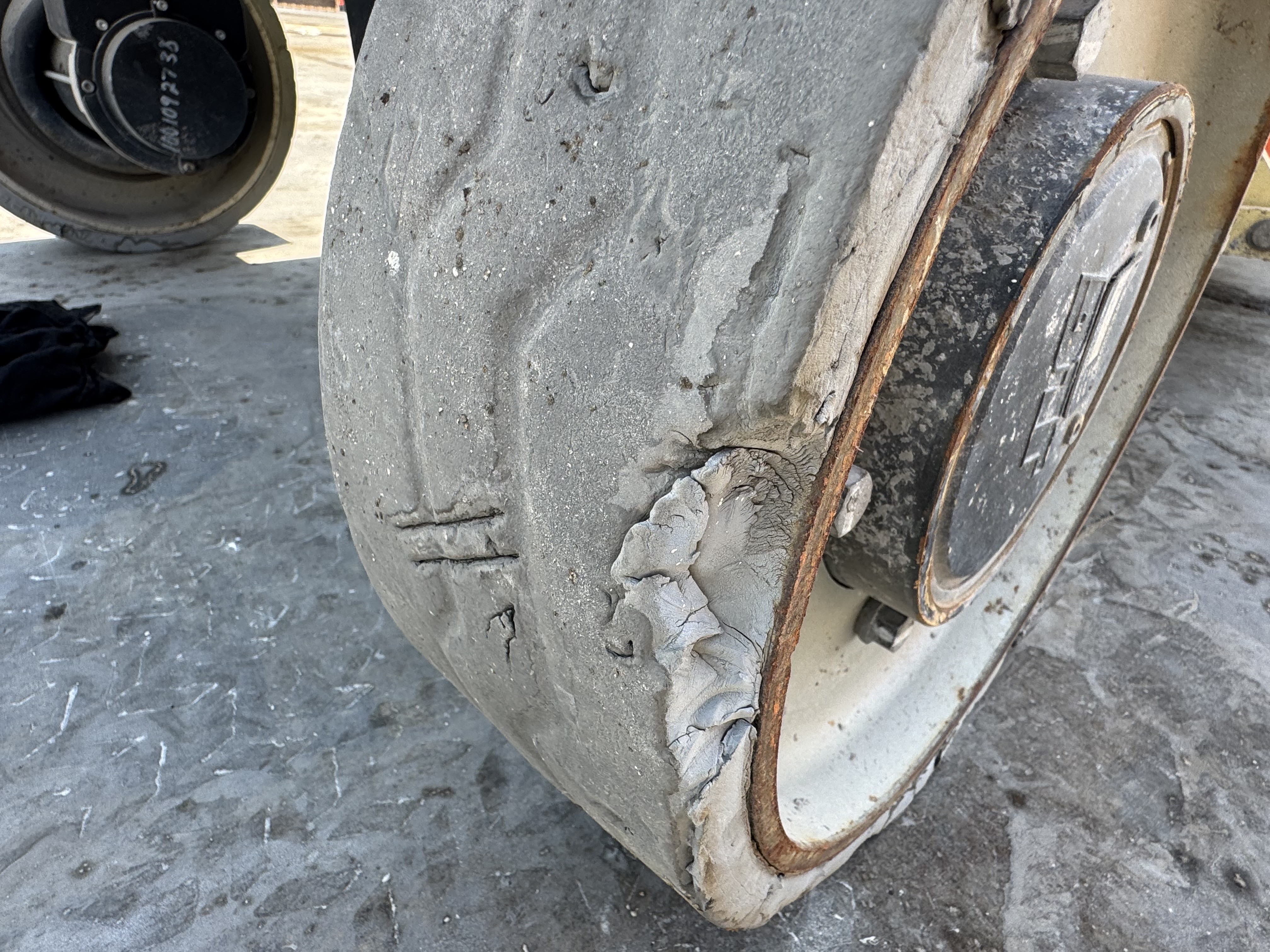 SLA-023-JLG-3246ES-Scissor-lifts-inspection-Chassis-Tires-condition-1