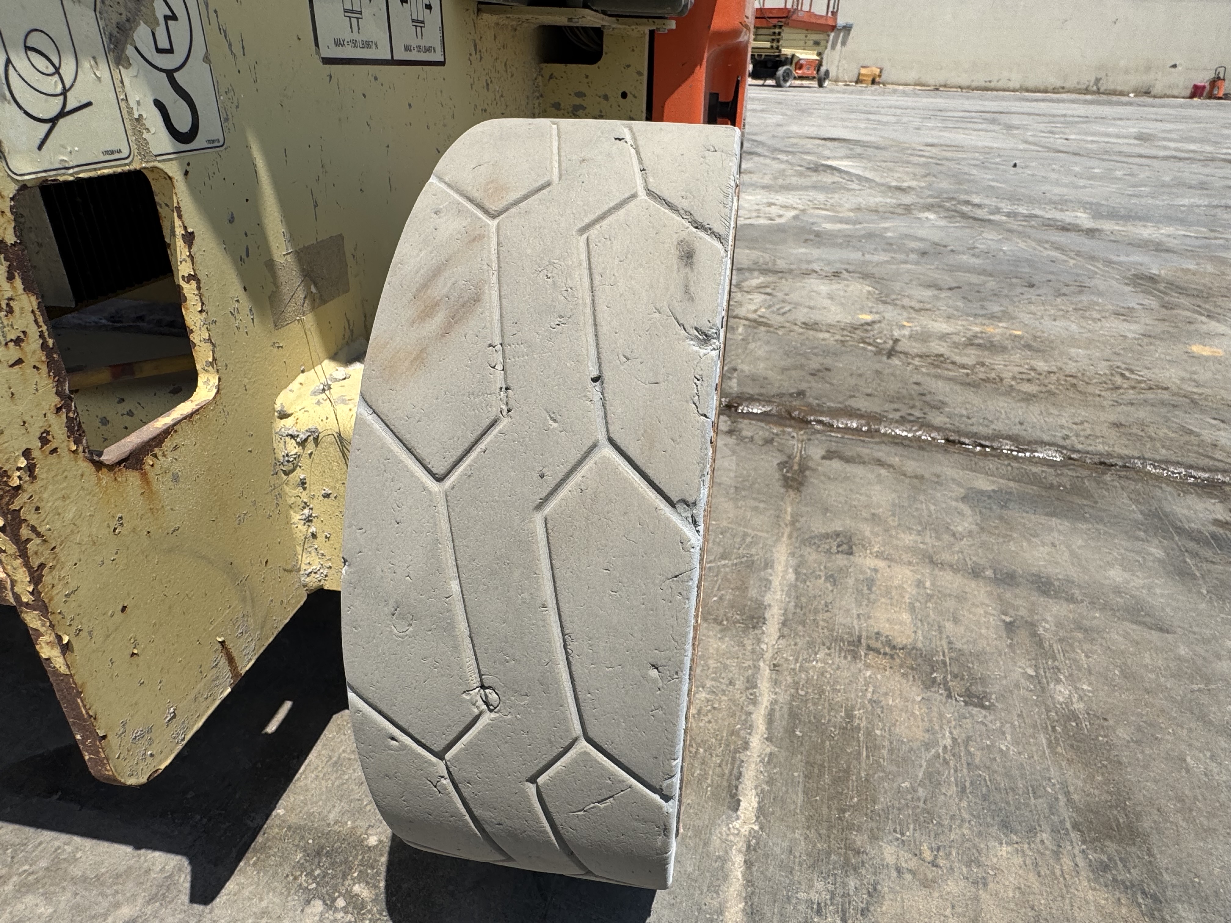 SLA-023-JLG-3246ES-Scissor-lifts-inspection-Chassis-Tires-condition-1
