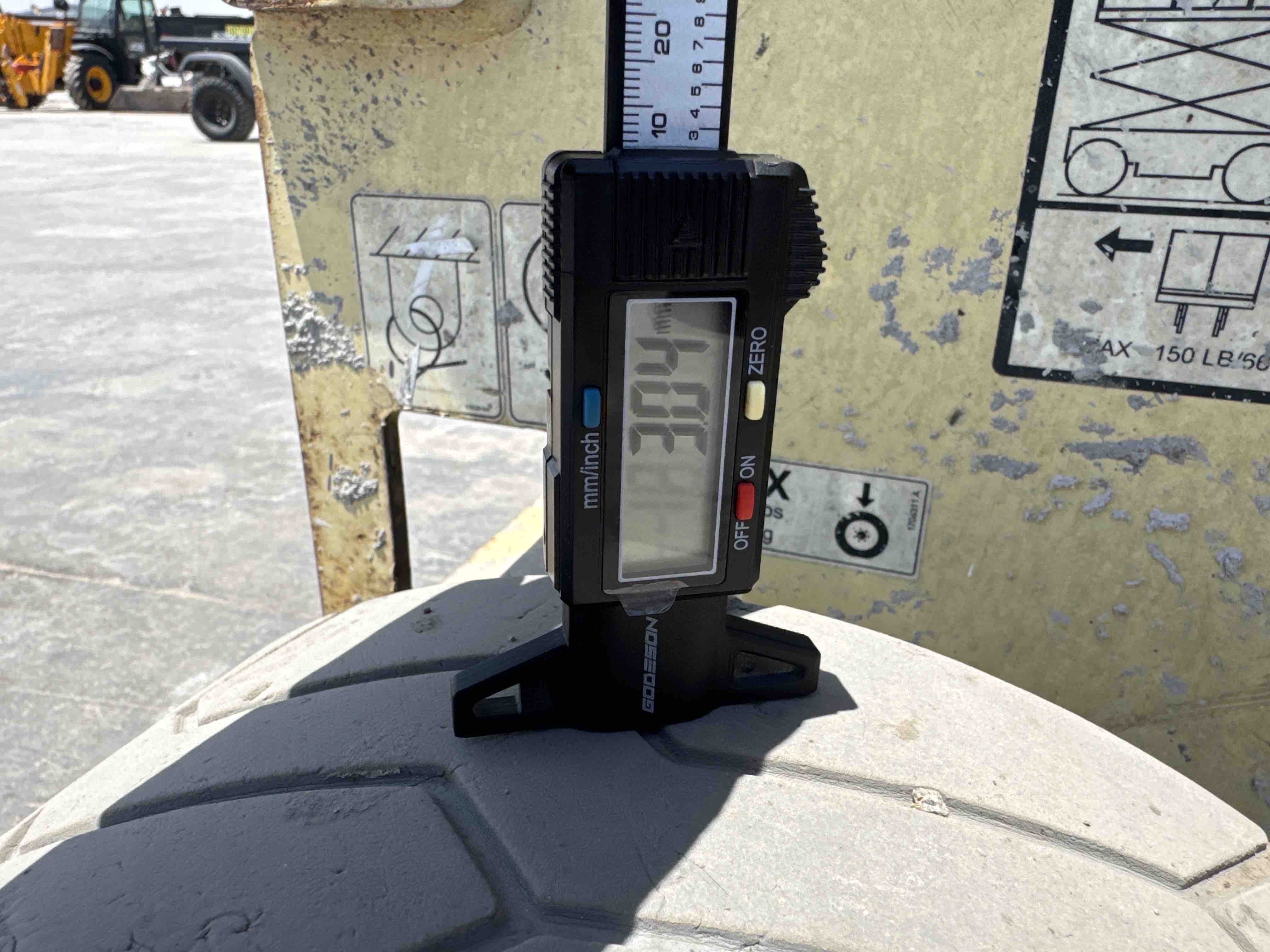 SLA-023-JLG-3246ES-Scissor-lifts-inspection-Chassis-Tires-tread-depth-1
