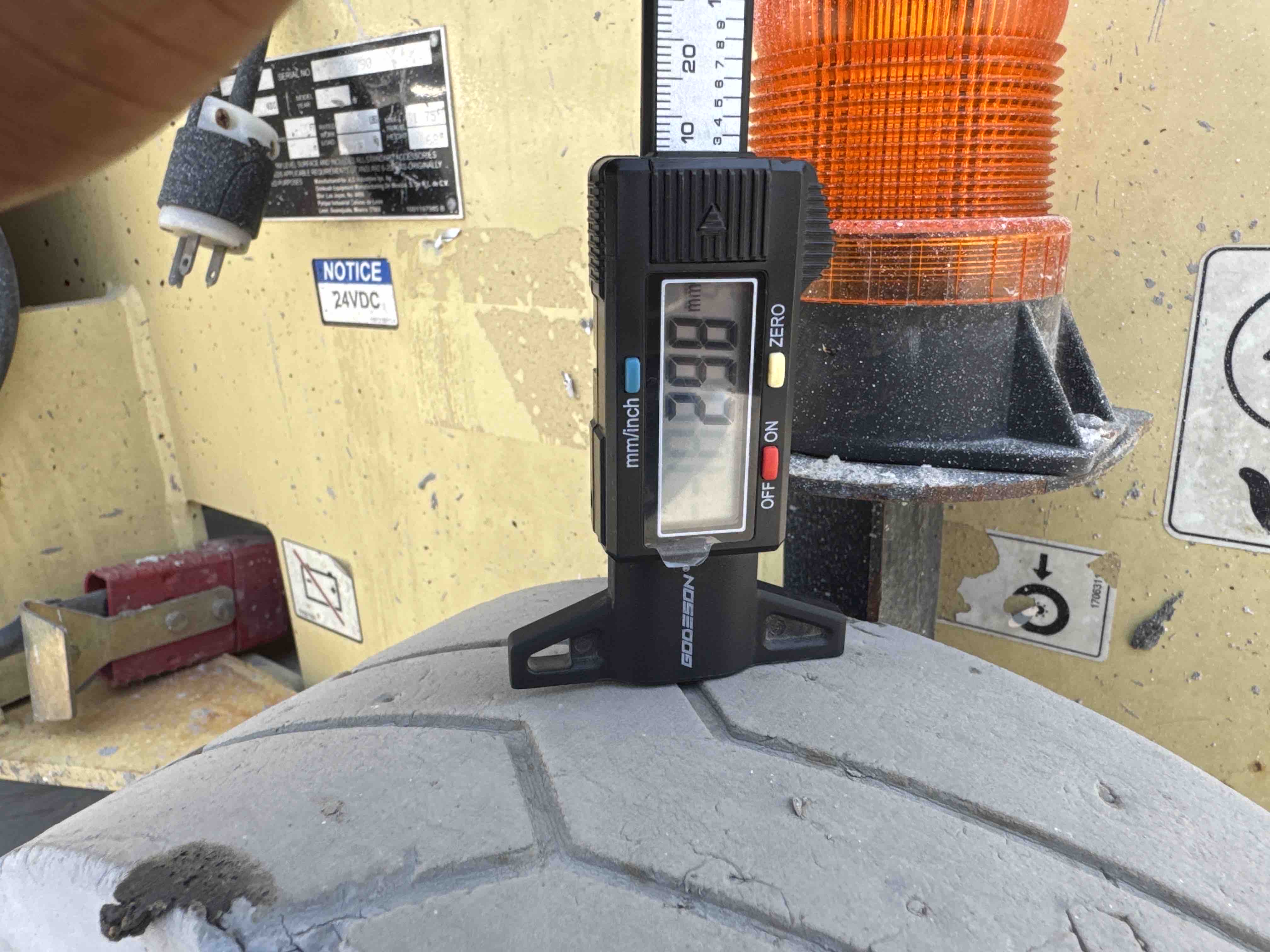 SLA-023-JLG-3246ES-Scissor-lifts-inspection-Chassis-Tires-tread-depth-1