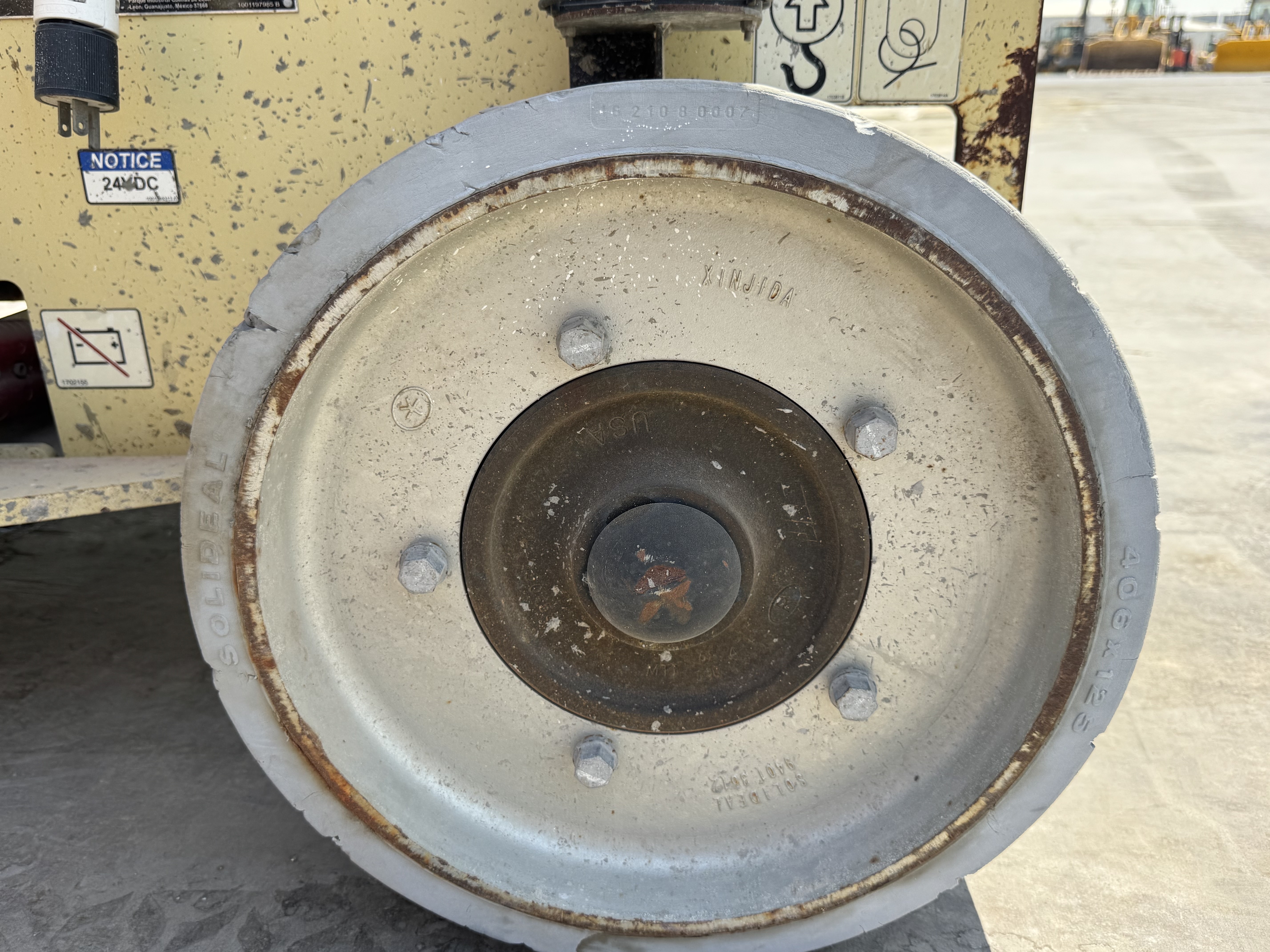 SLA-023-JLG-3246ES-Scissor-lifts-inspection-Chassis-Wheel-hub-condition-1