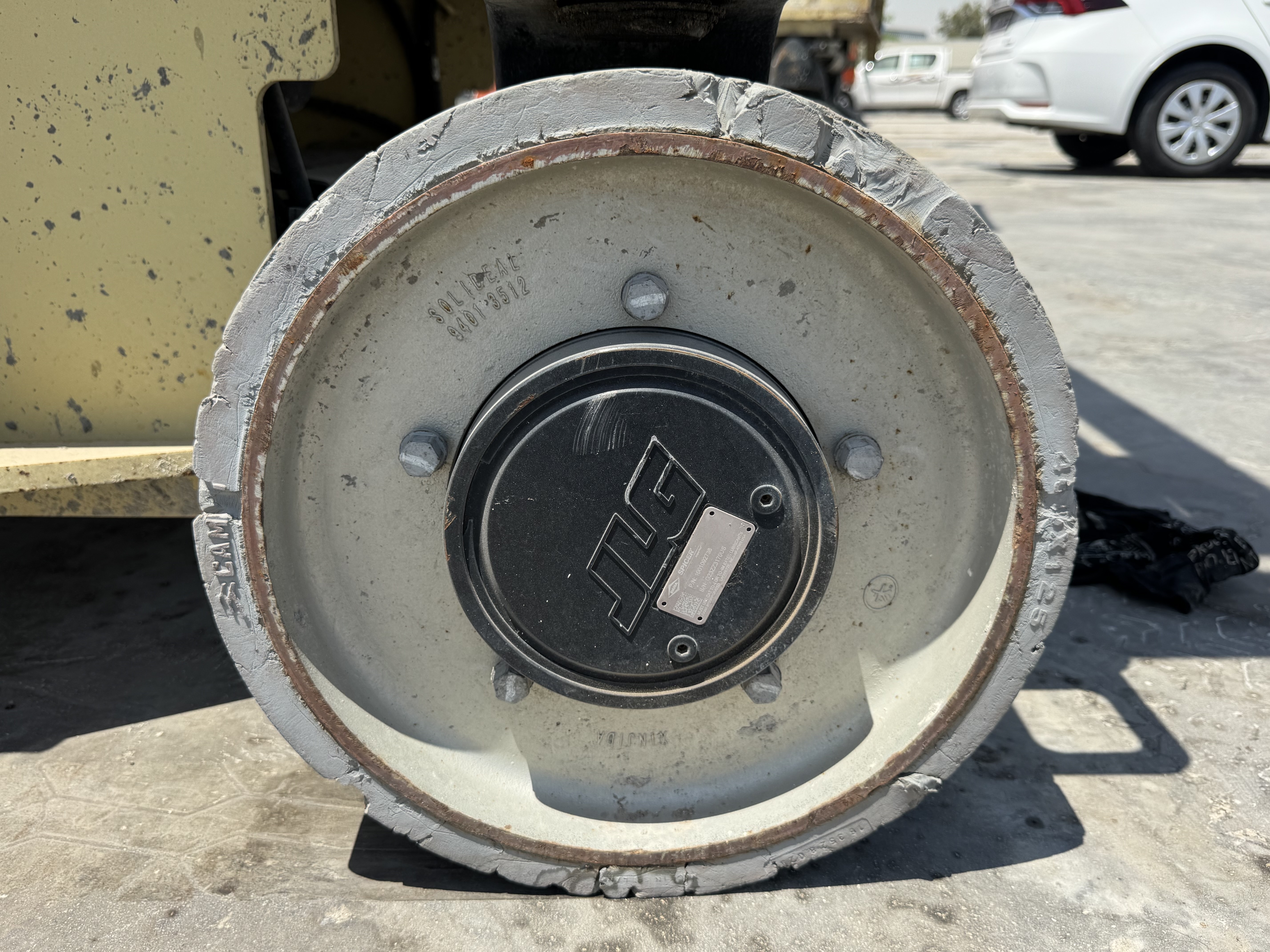 SLA-023-JLG-3246ES-Scissor-lifts-inspection-Chassis-Wheel-hub-condition-1