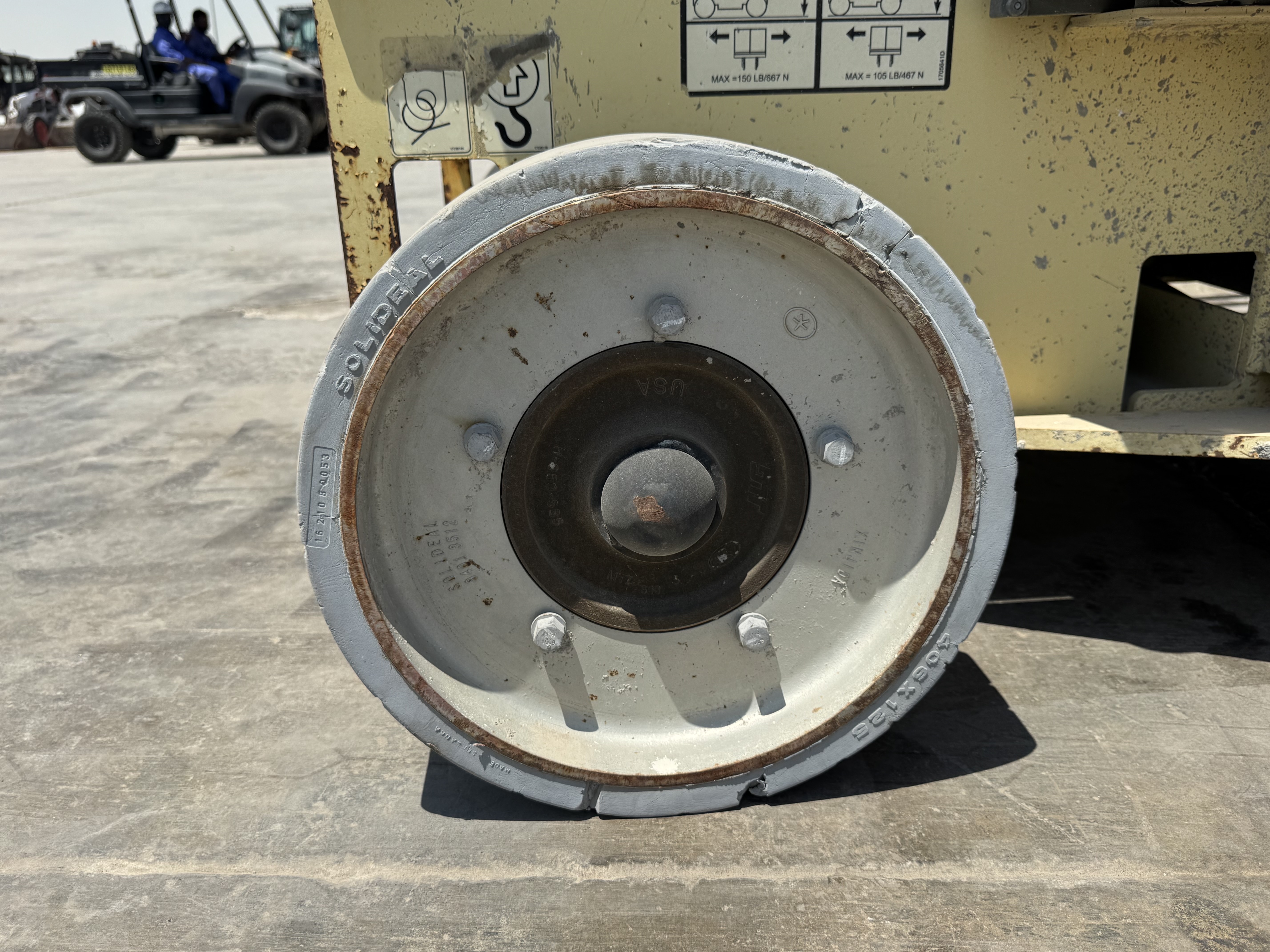 SLA-023-JLG-3246ES-Scissor-lifts-inspection-Chassis-Wheel-hub-condition-1