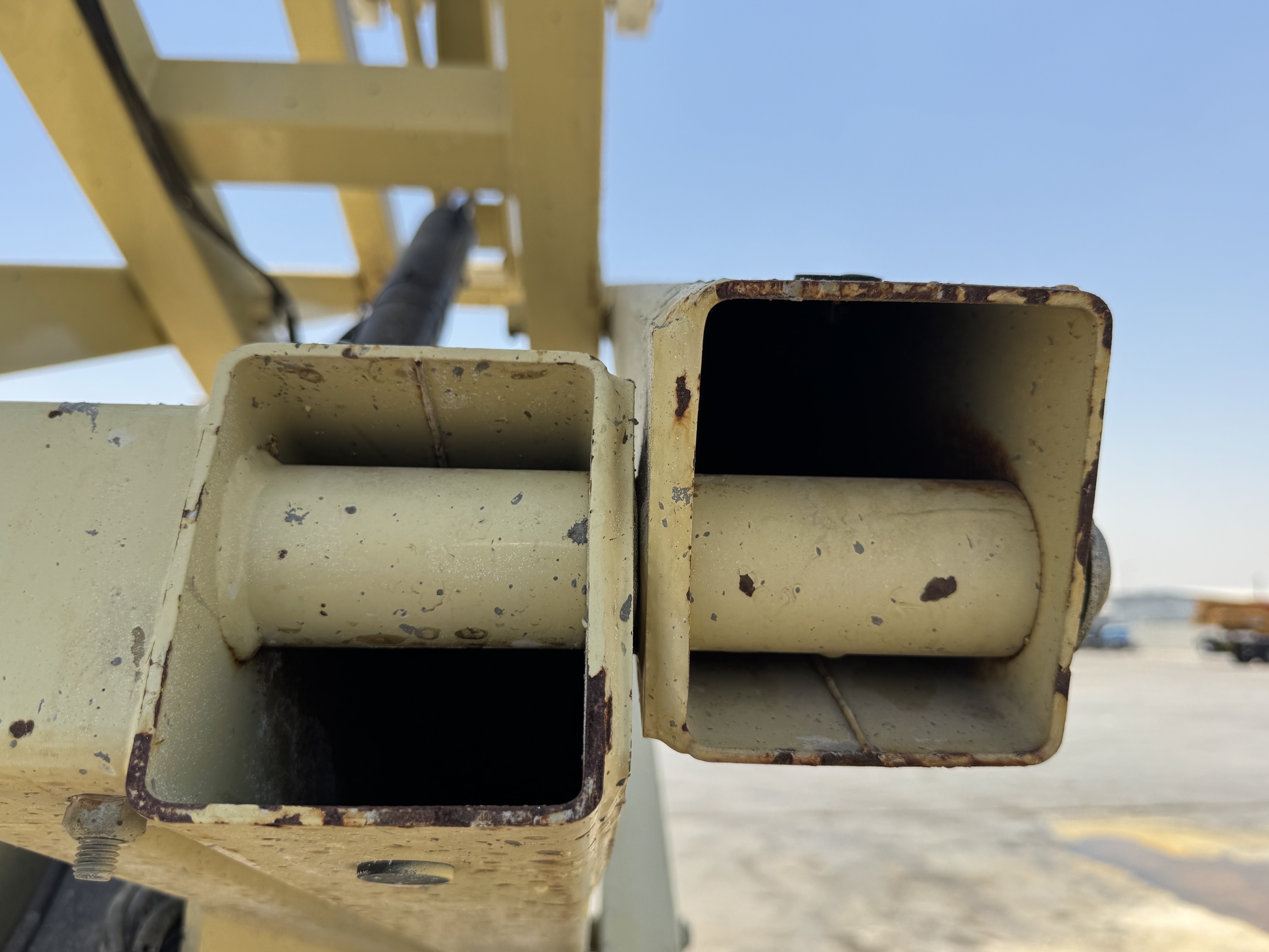 SLA-023-JLG-3246ES-Scissor-lifts-inspection-Hydraulics-Hydraulic-pins-/-locks-1