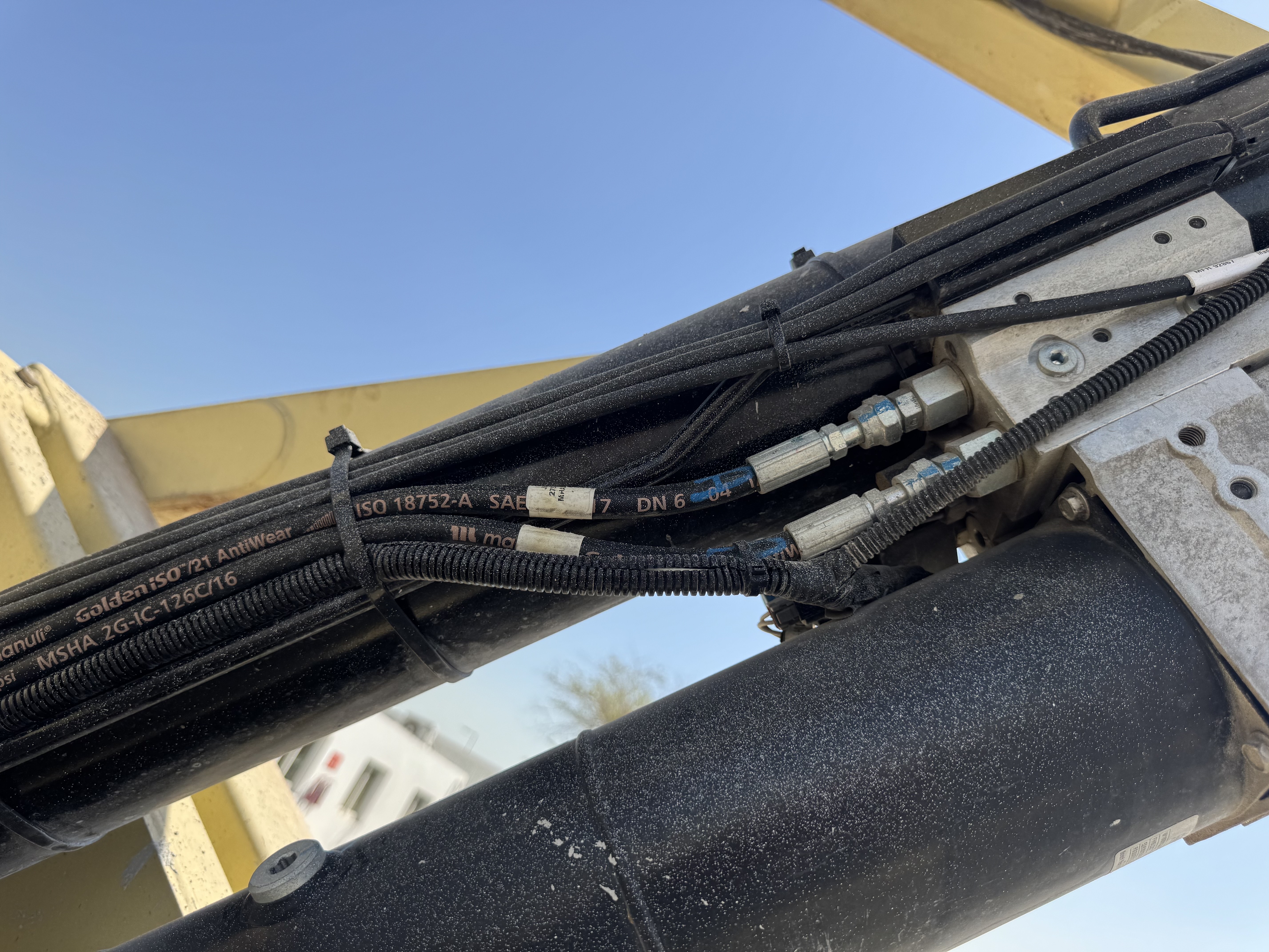 SLA-023-JLG-3246ES-Scissor-lifts-inspection-Hydraulics-Hydraulic-hoses-and-lines-1