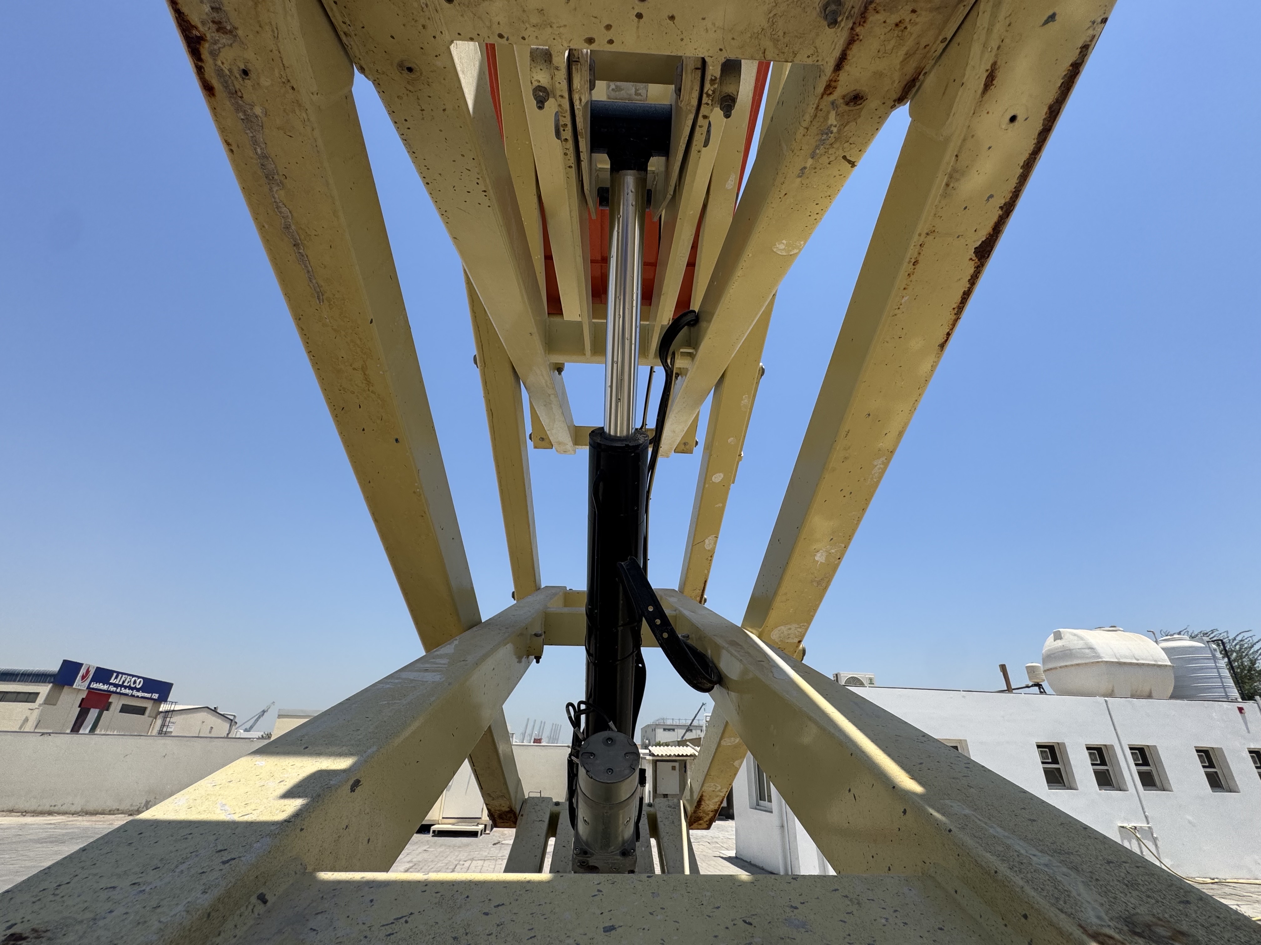 SLA-023-JLG-3246ES-Scissor-lifts-inspection-Hydraulics-Scissor-cylinders-1