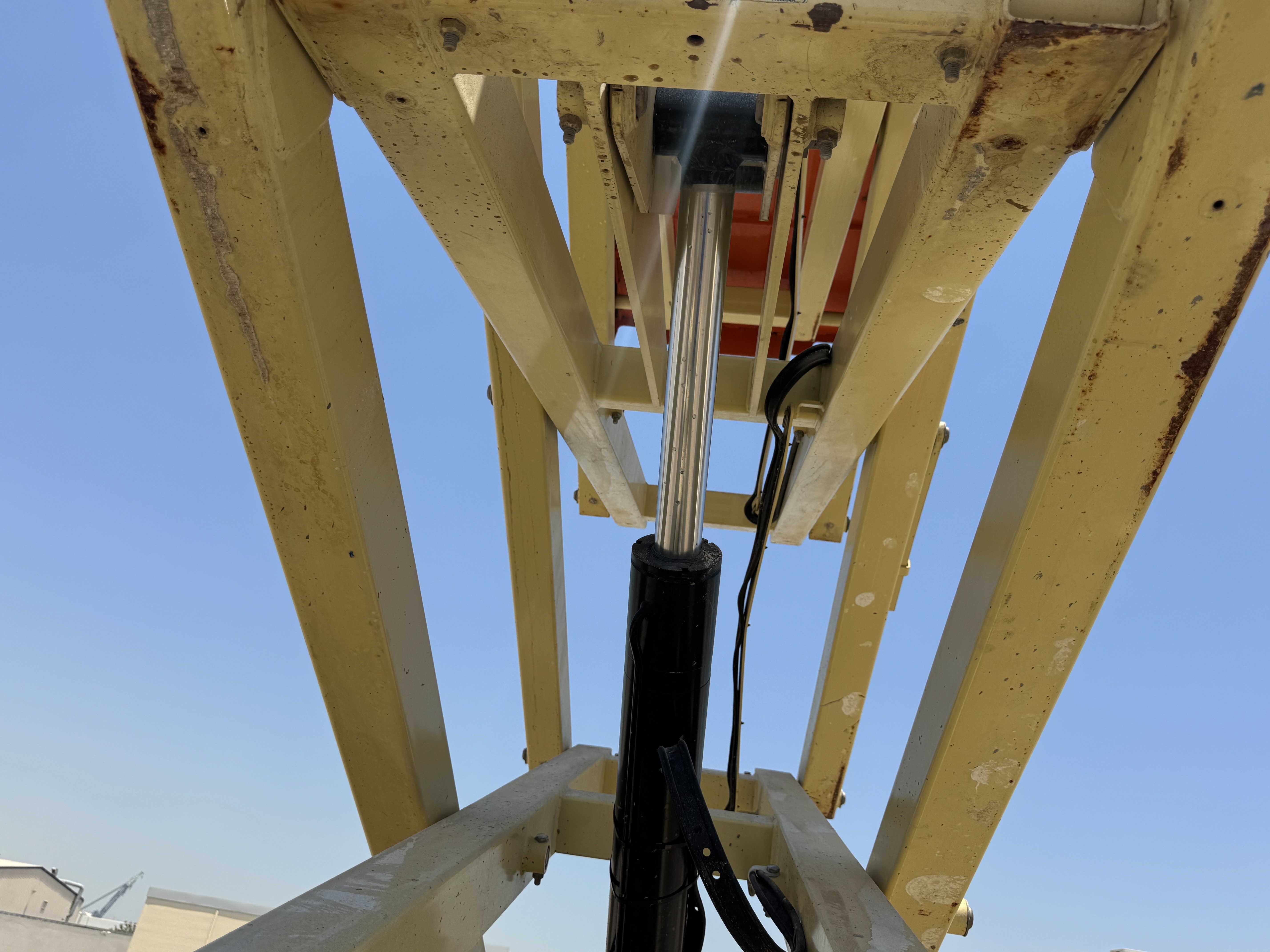 SLA-023-JLG-3246ES-Scissor-lifts-inspection-Hydraulics-Scissor-cylinders-1