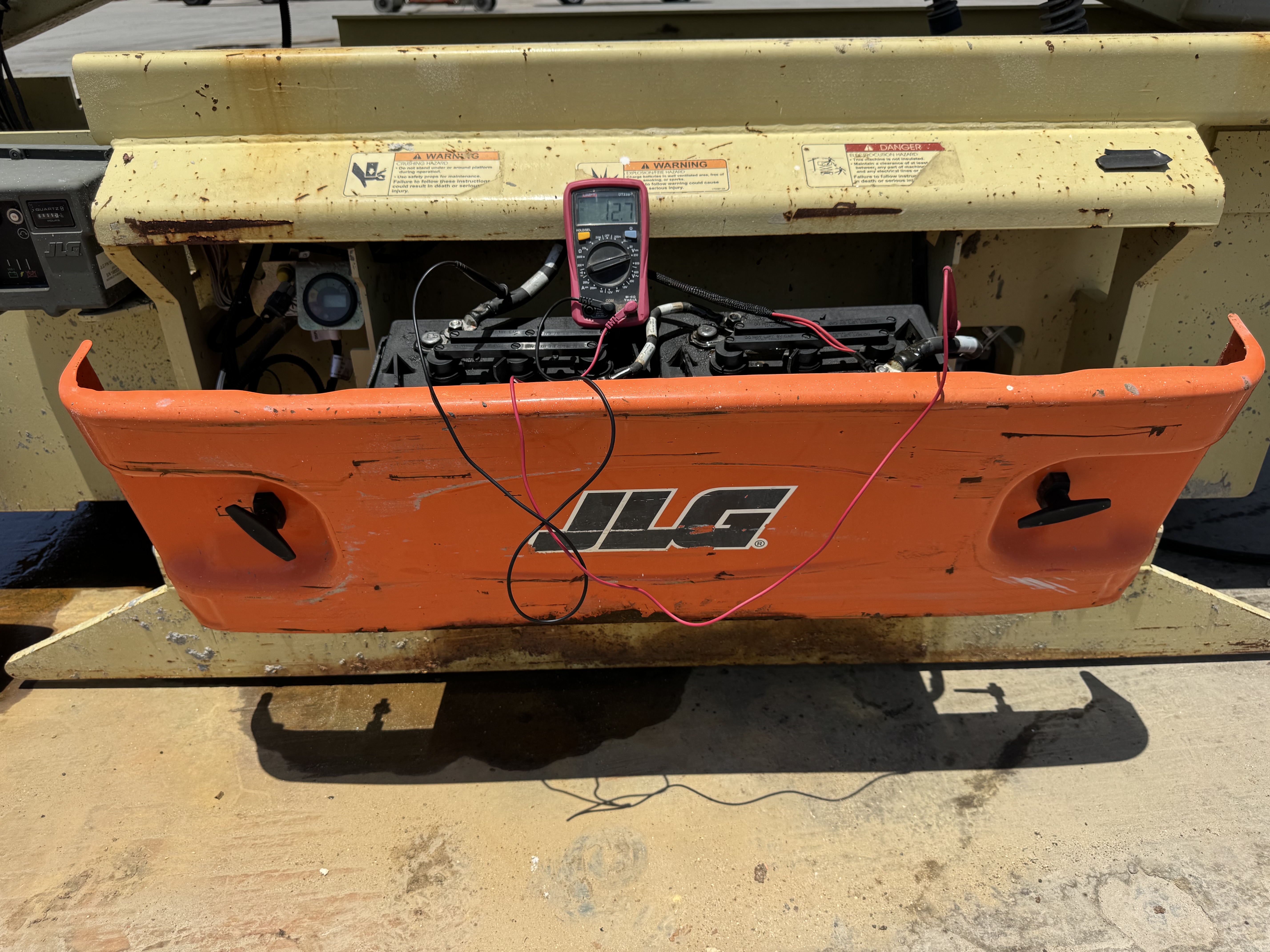 SLA-023-JLG-3246ES-Scissor-lifts-inspection-Electronics-Battery-1