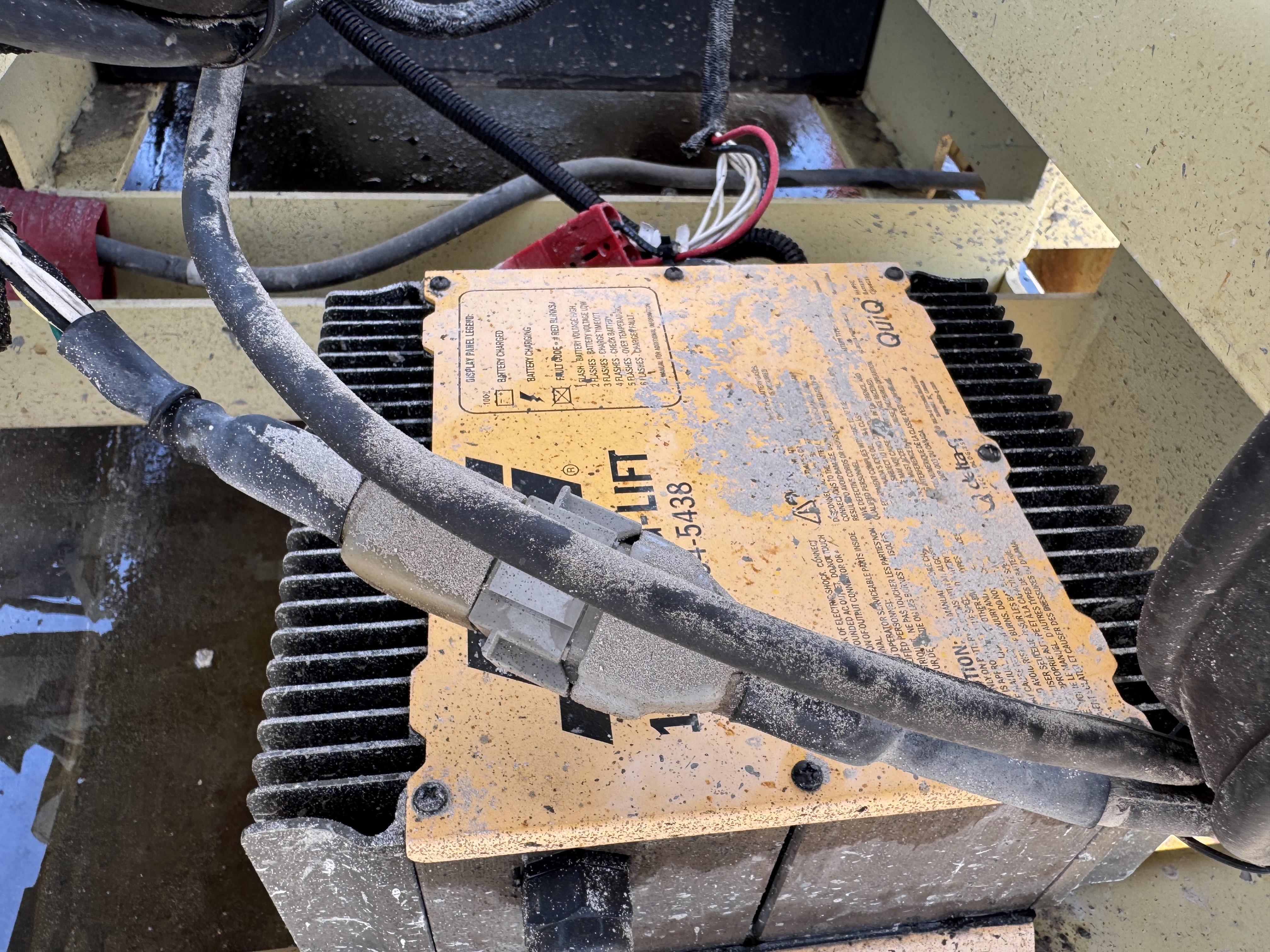 SLA-023-JLG-3246ES-Scissor-lifts-inspection-Electronics-Battery-and-charging-system-1