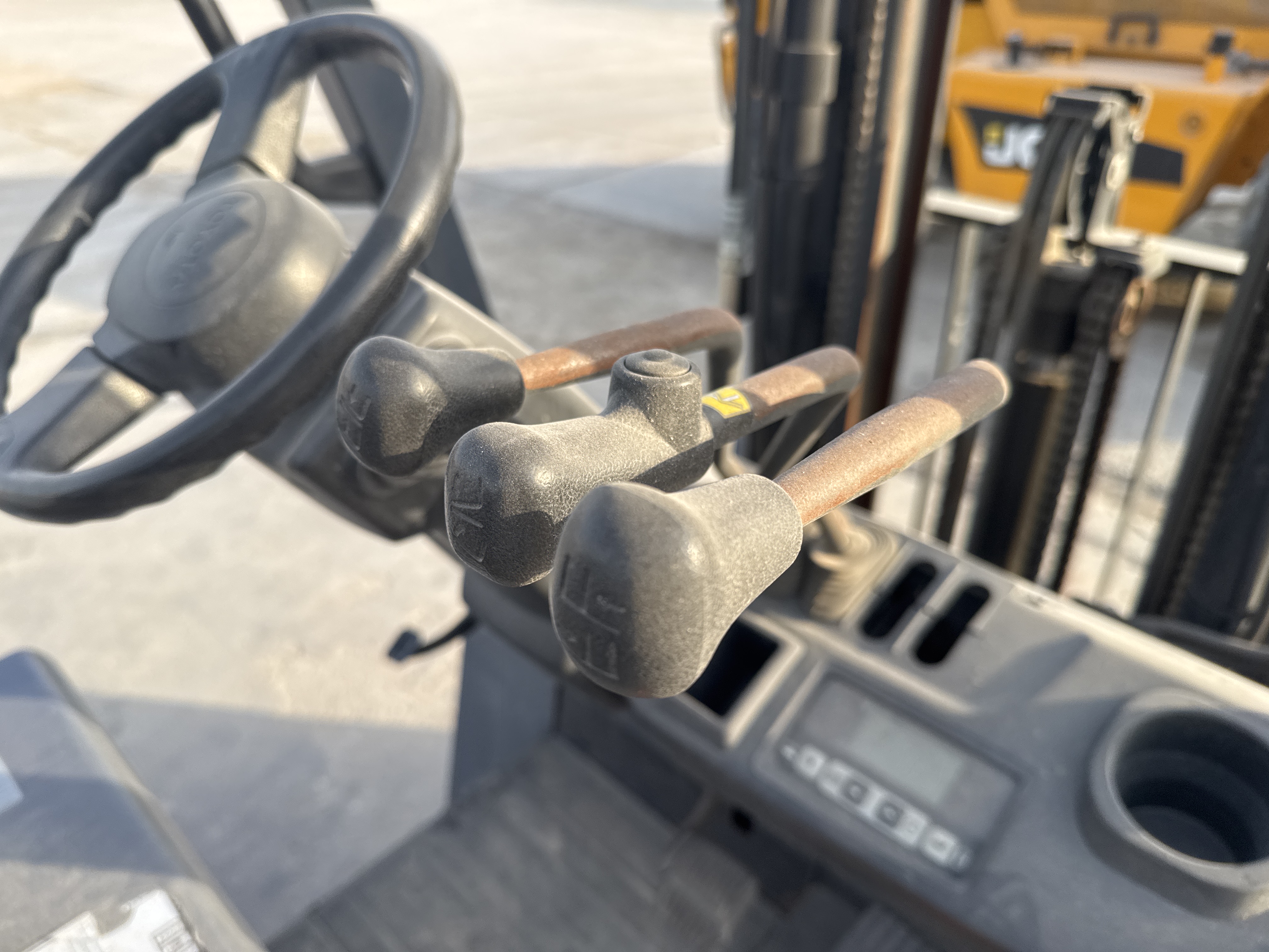 FLM-002-Toyota-8FBCU25-Forklifts-inspection-Cabin-Control-levers-3