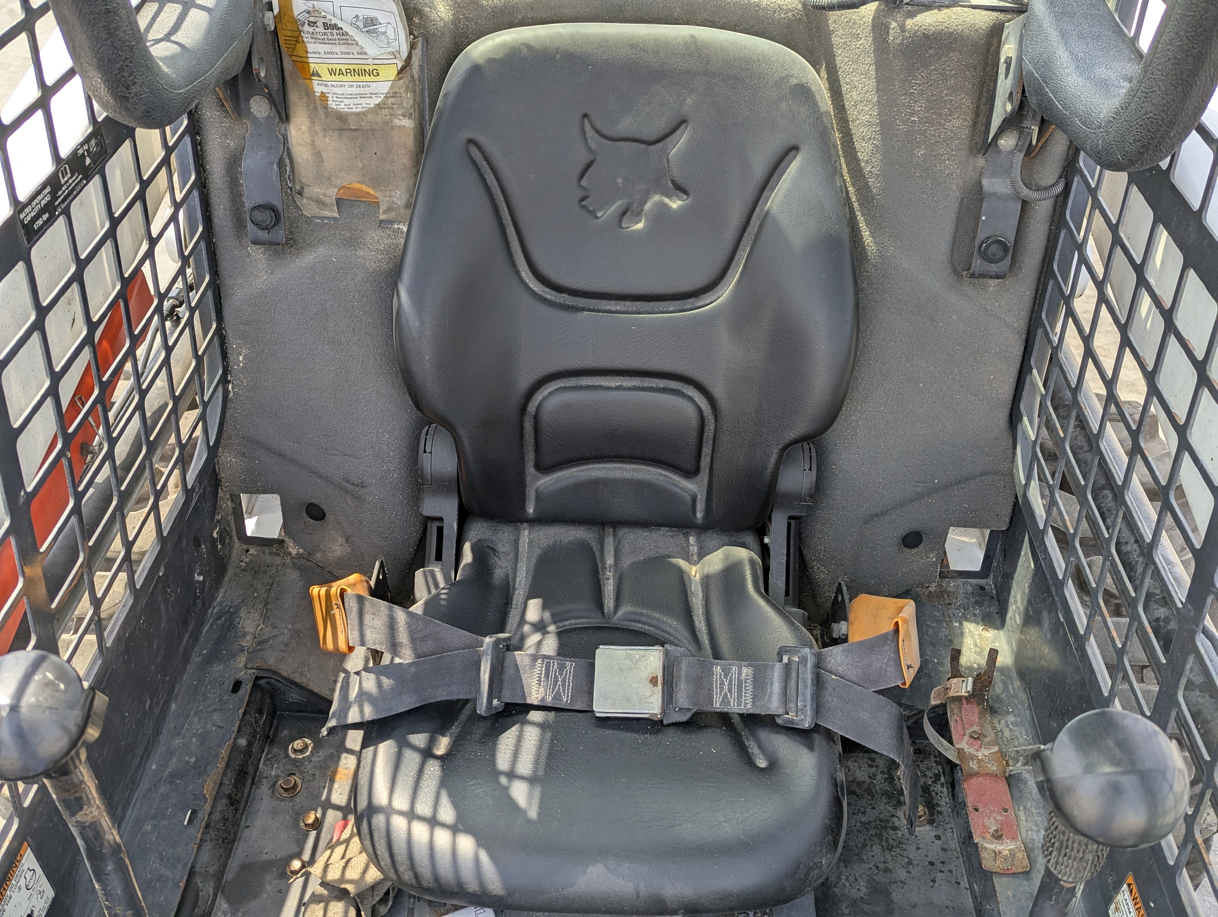 SSL-017-Bobcat-S550-Skid-steer-loaders-inspection-Cabin-Seats/armrests-1