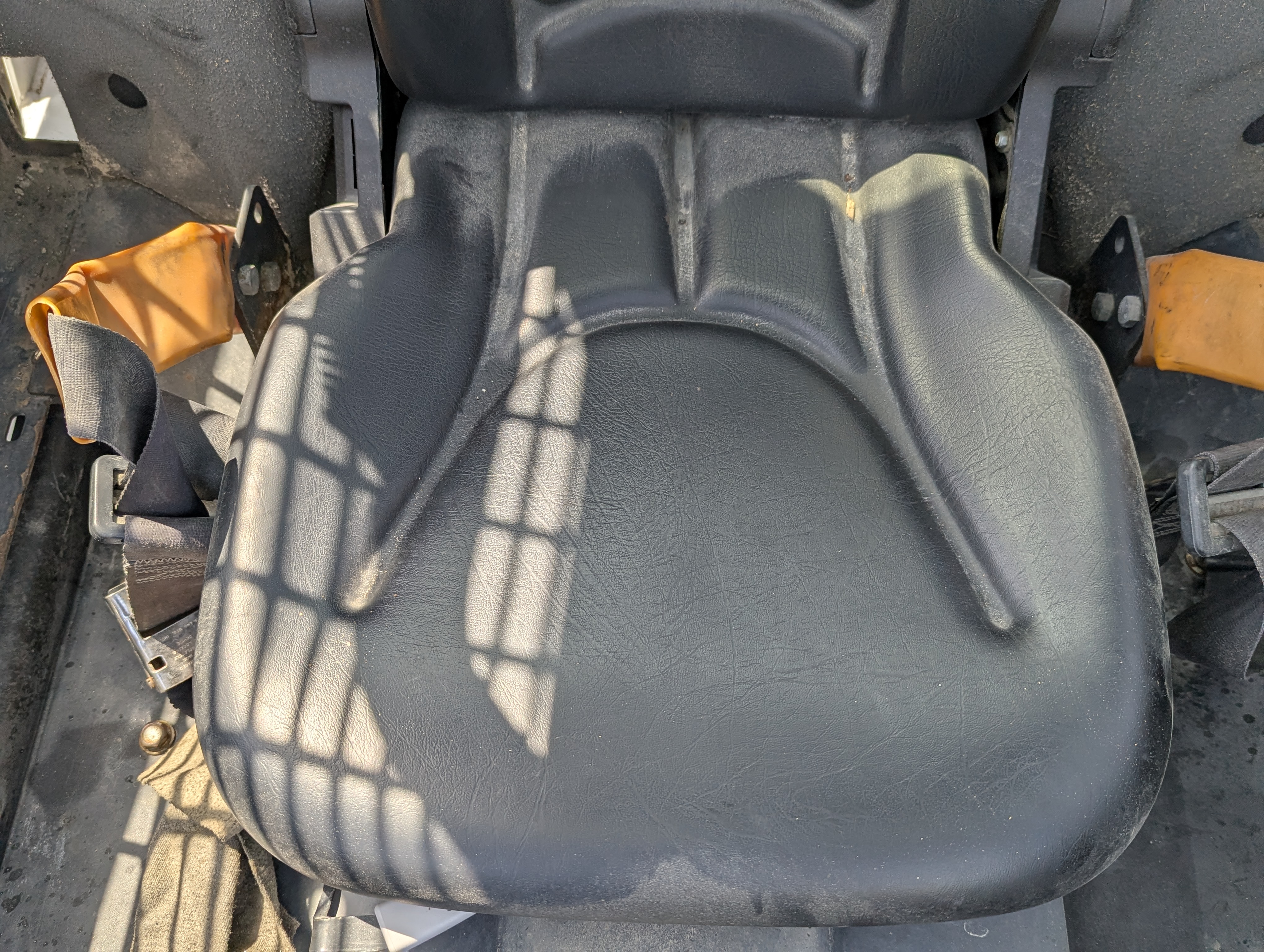 SSL-017-Bobcat-S550-Skid-steer-loaders-inspection-Cabin-Seats/armrests-1
