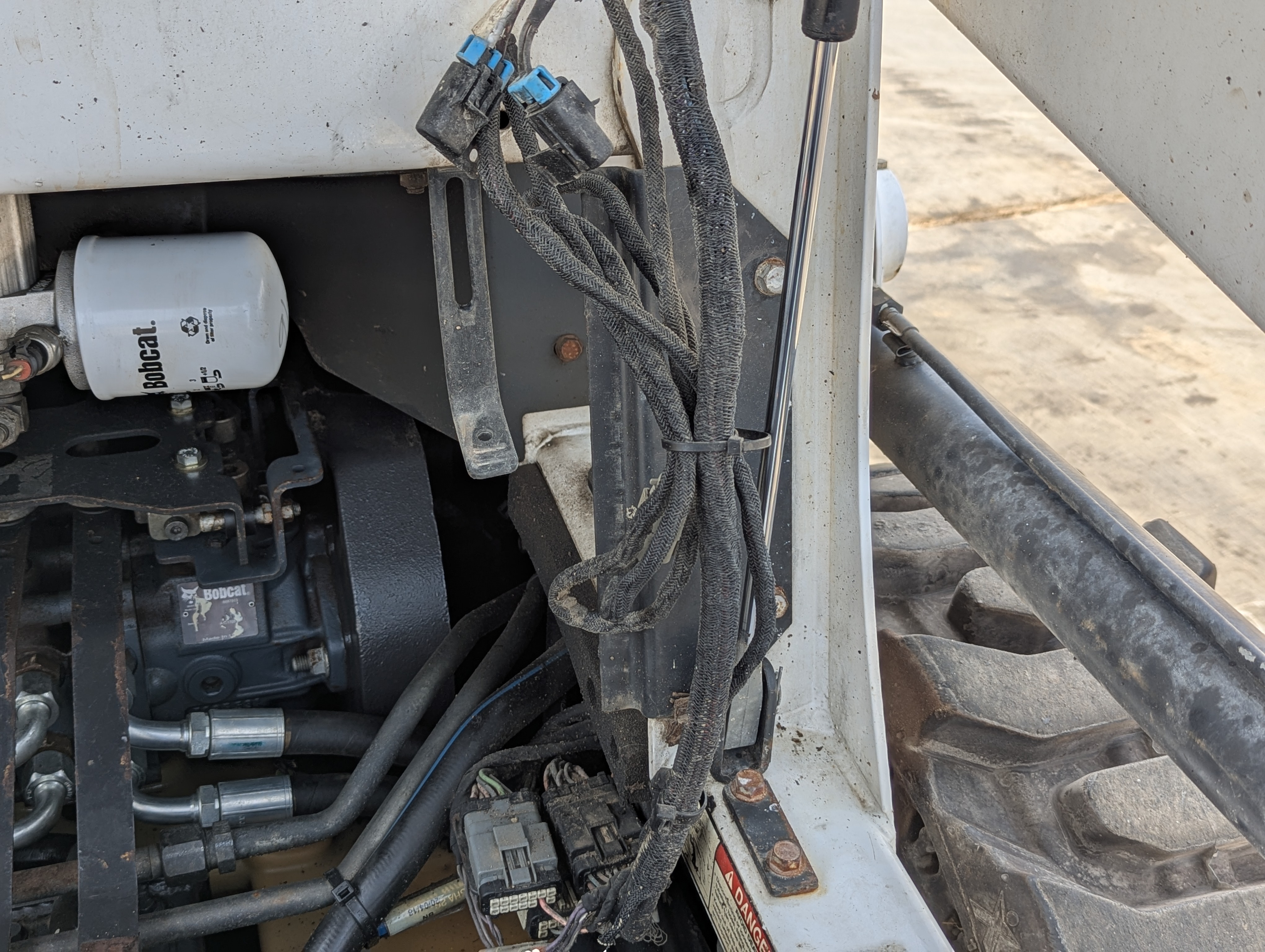 SSL-017-Bobcat-S550-Skid-steer-loaders-inspection-Electronics-Wires-1