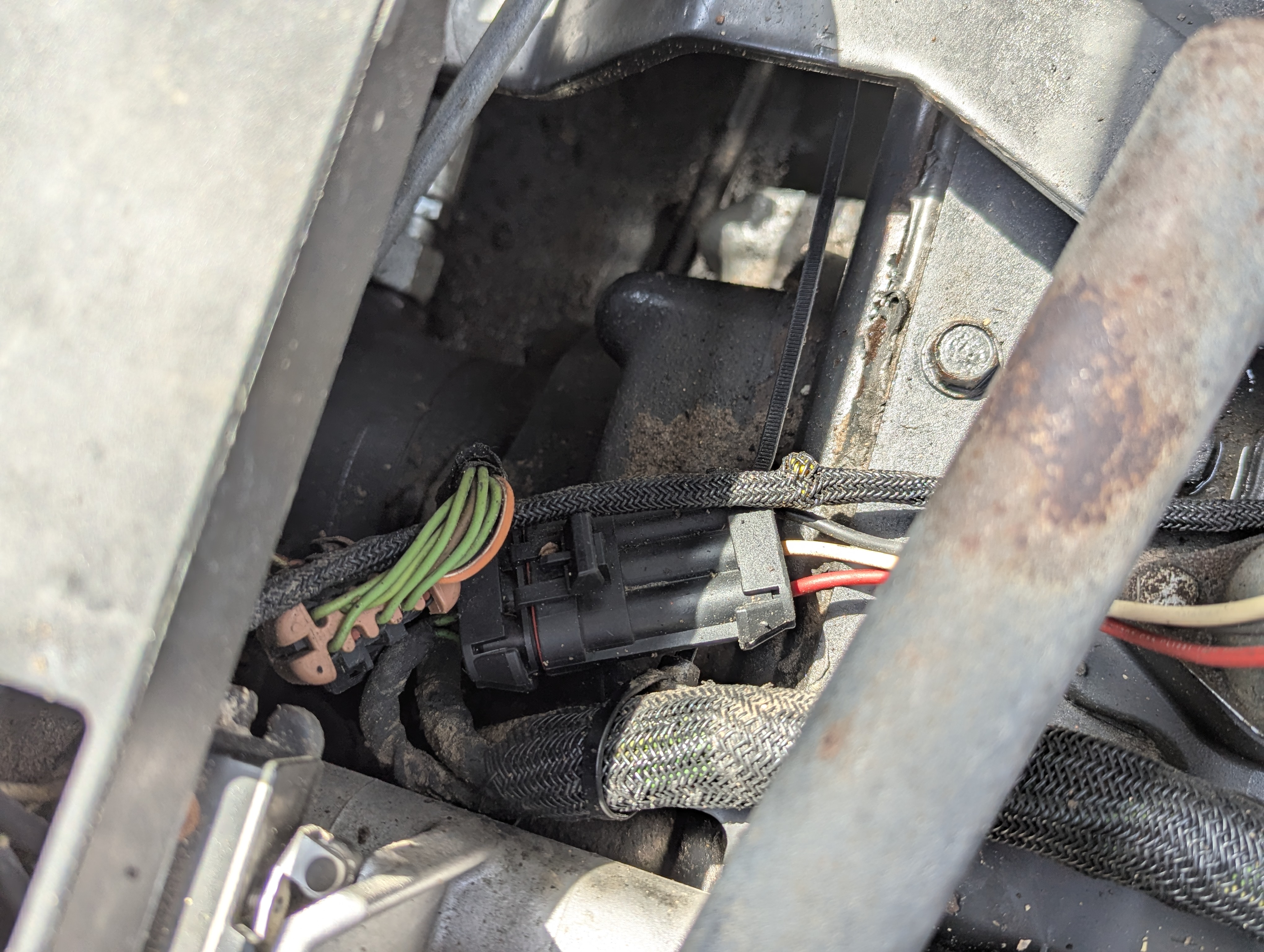 SSL-017-Bobcat-S550-Skid-steer-loaders-inspection-Electronics-Wires-1