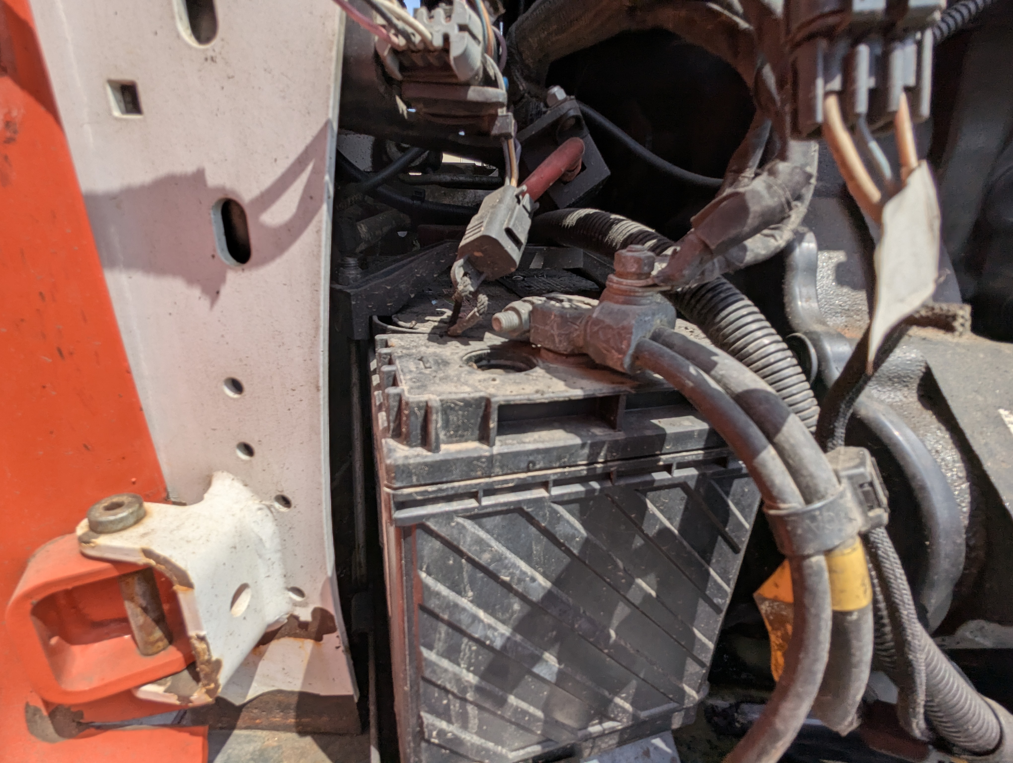 SSL-017-Bobcat-S550-Skid-steer-loaders-inspection-Electronics-Battery-1