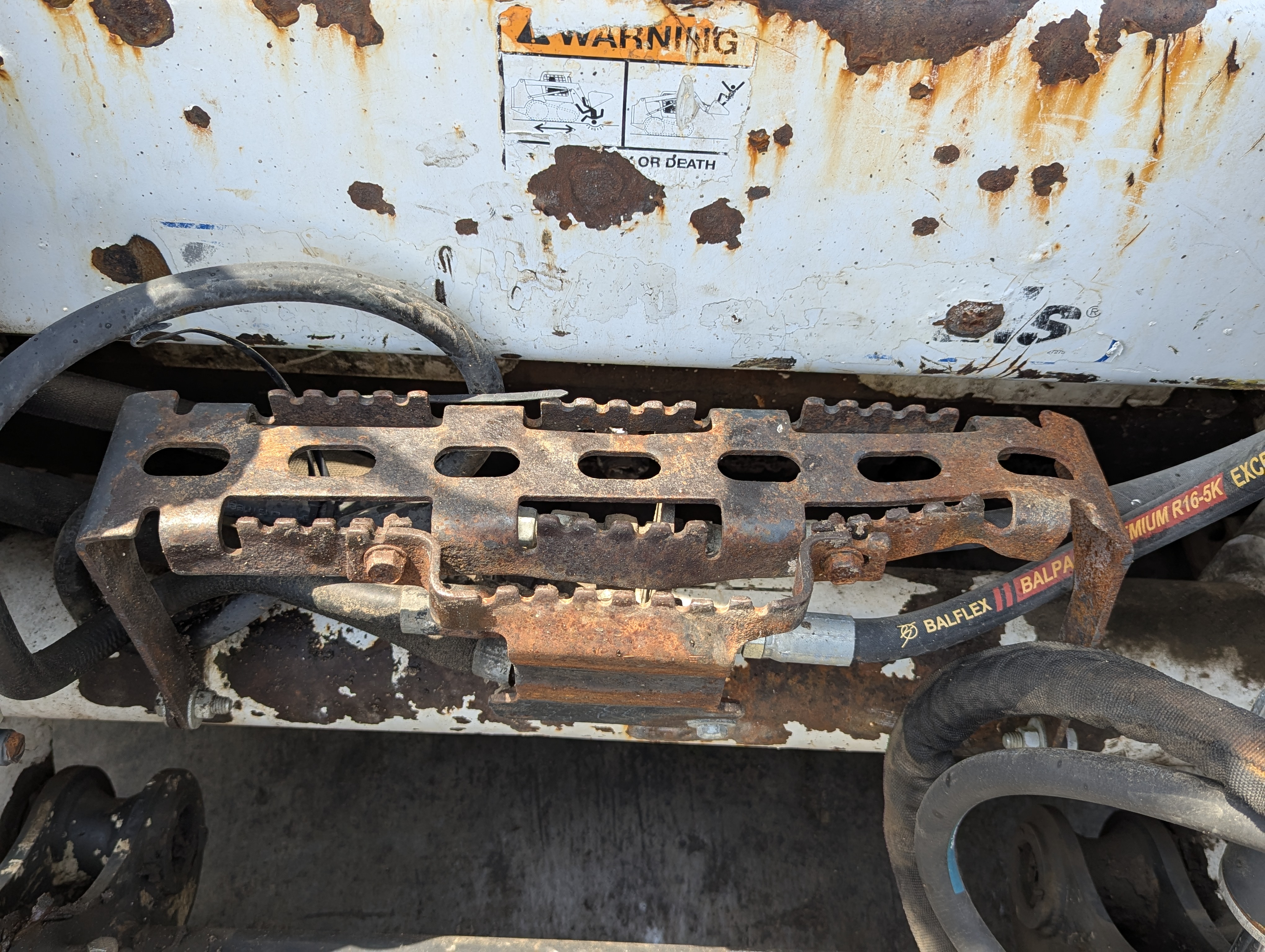 SSL-017-Bobcat-S550-Skid-steer-loaders-inspection-Structure-Steps/ladders-1