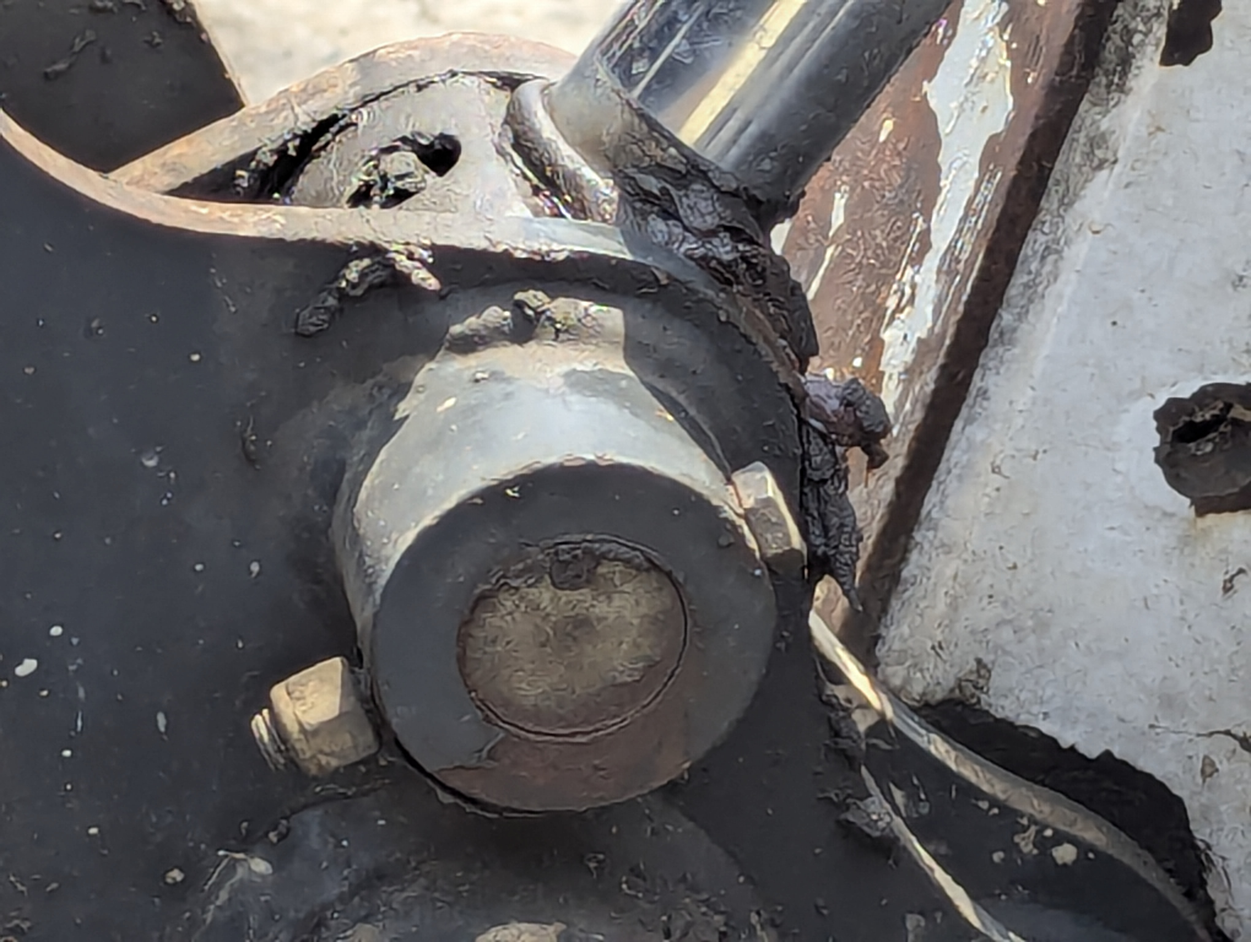 SSL-017-Bobcat-S550-Skid-steer-loaders-inspection-Chassis-Pins-and-bushings-lift-arm-to-bucket-1