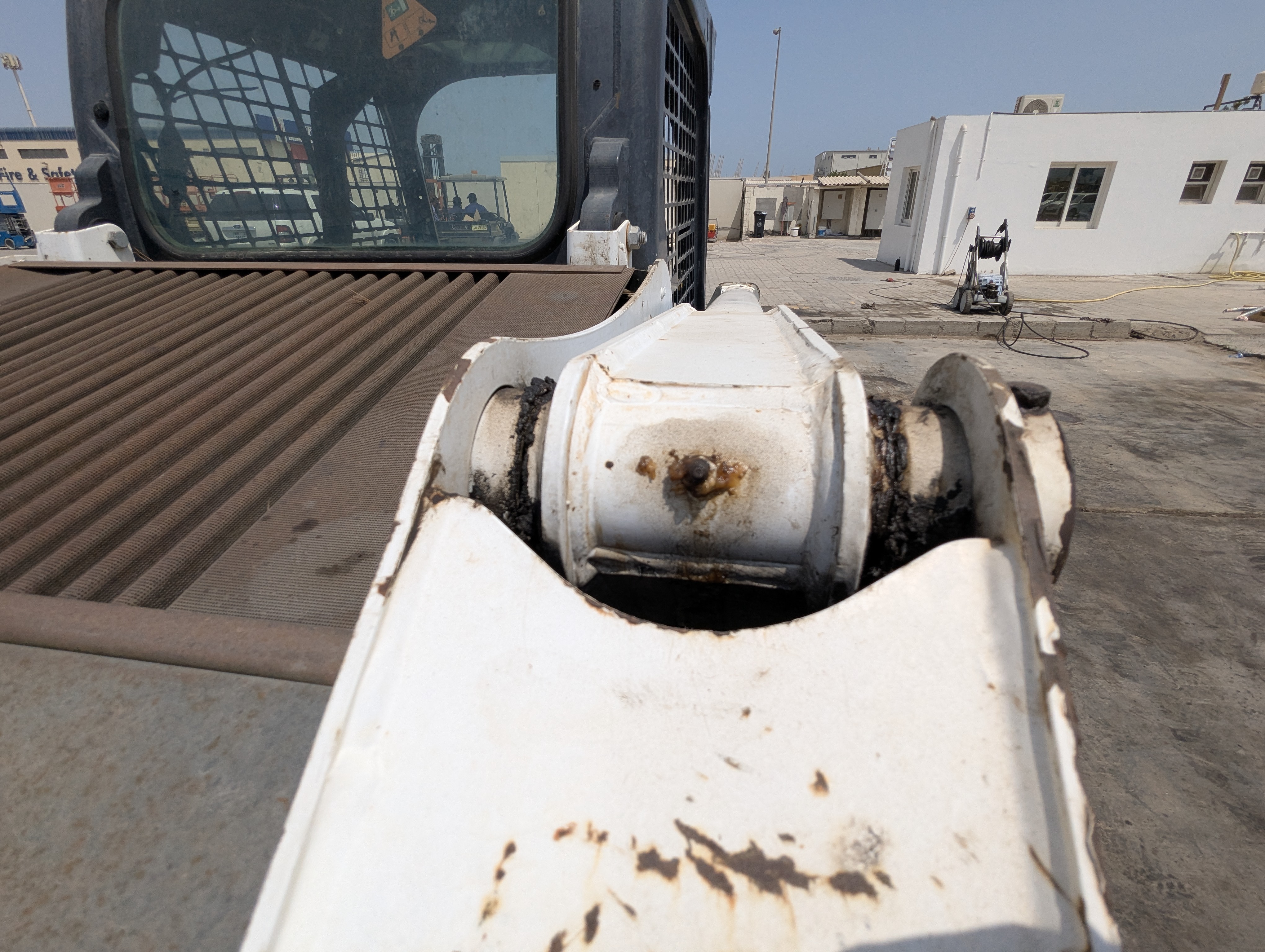 SSL-017-Bobcat-S550-Skid-steer-loaders-inspection-Chassis-Pins-and-bushings-lift-arm-to-bucket-1
